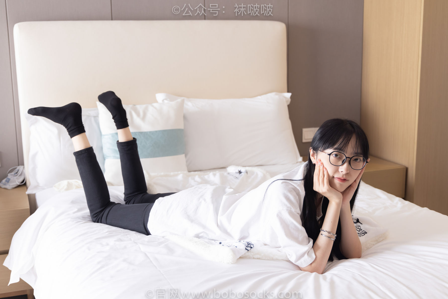BoBoSocks袜啵啵 No.055 稚予-斯凯奇运动鞋、白棉袜、黑棉袜