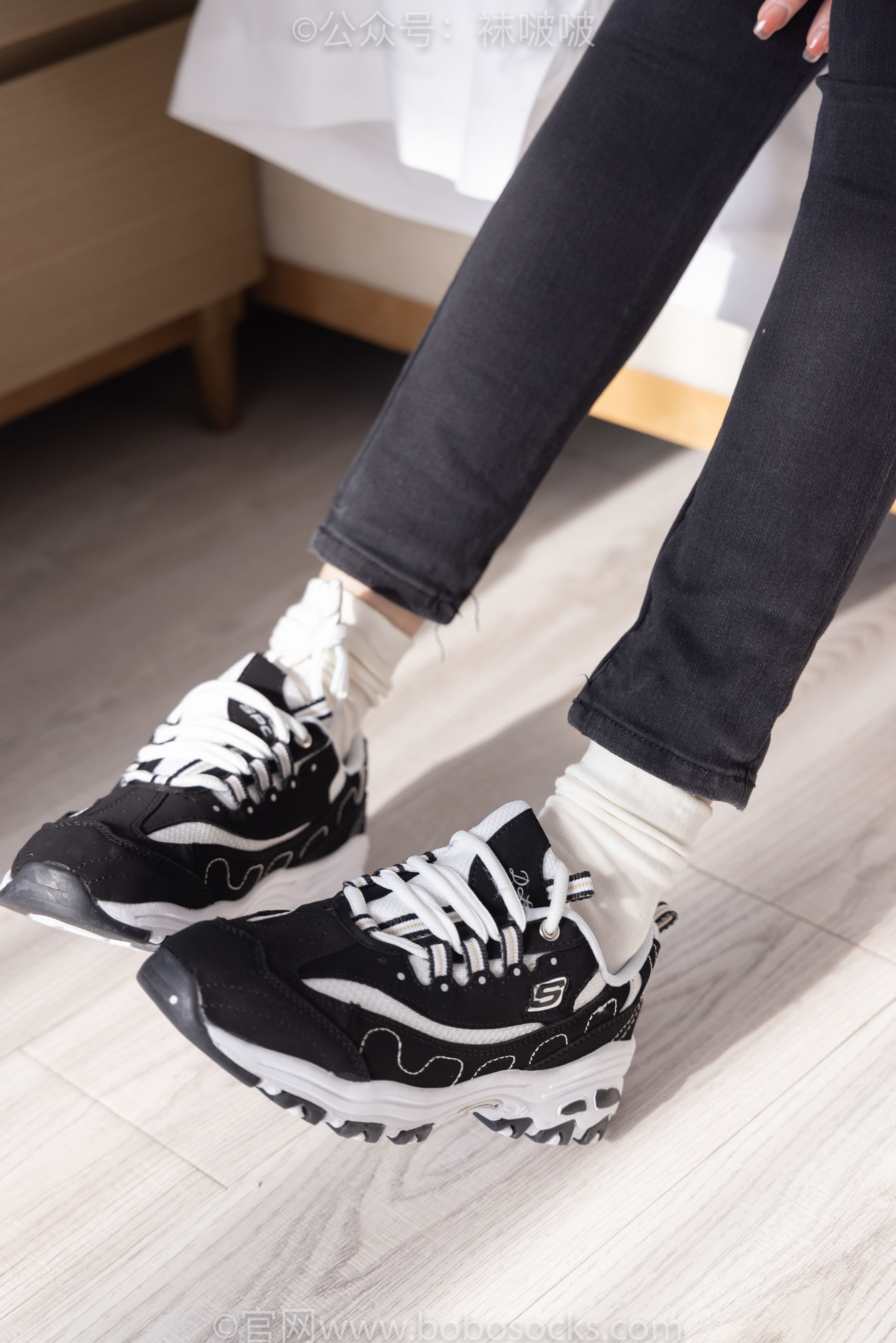 BoBoSocks袜啵啵 No.055 稚予-斯凯奇运动鞋、白棉袜、黑棉袜