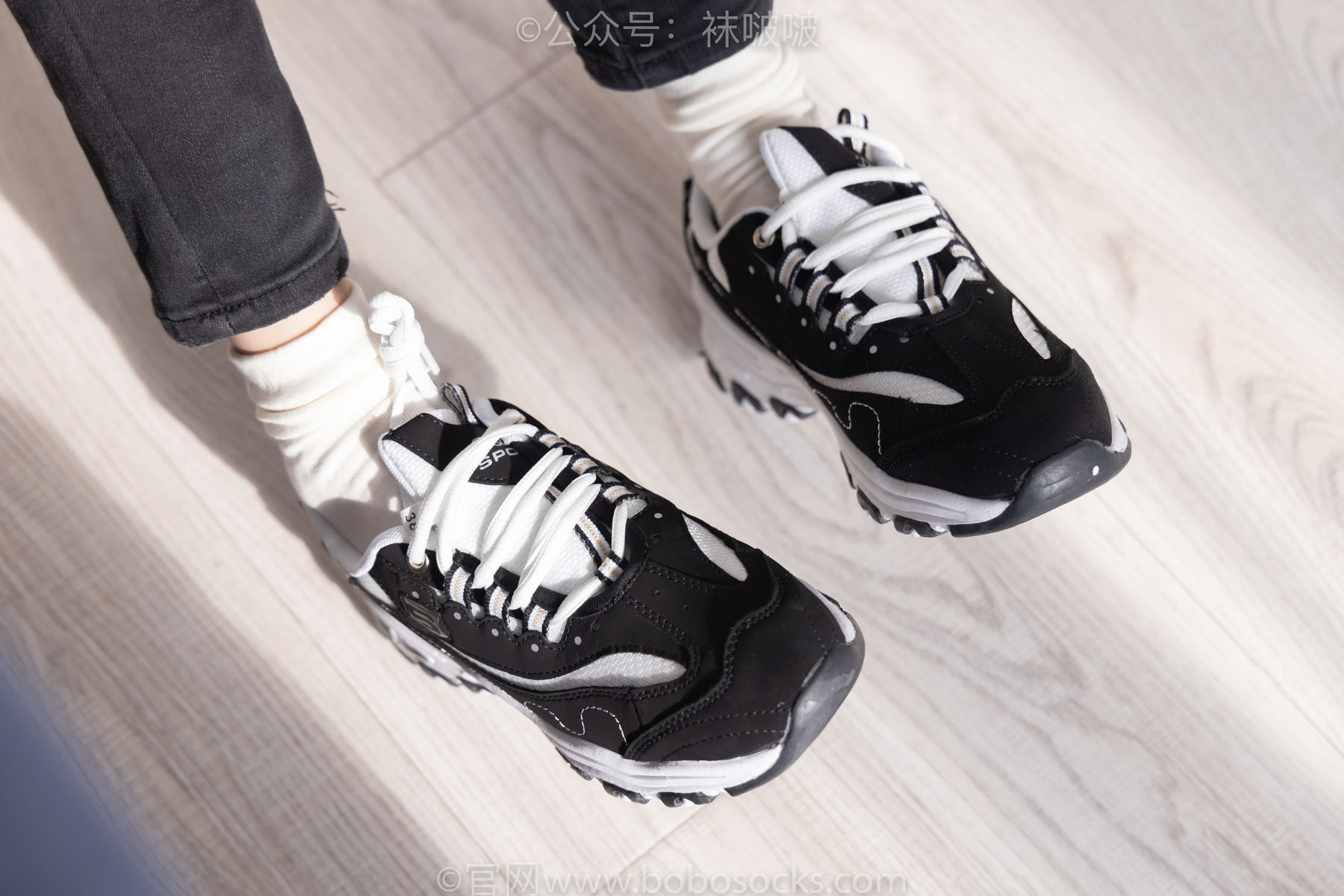 BoBoSocks袜啵啵 No.055 稚予-斯凯奇运动鞋、白棉袜、黑棉袜