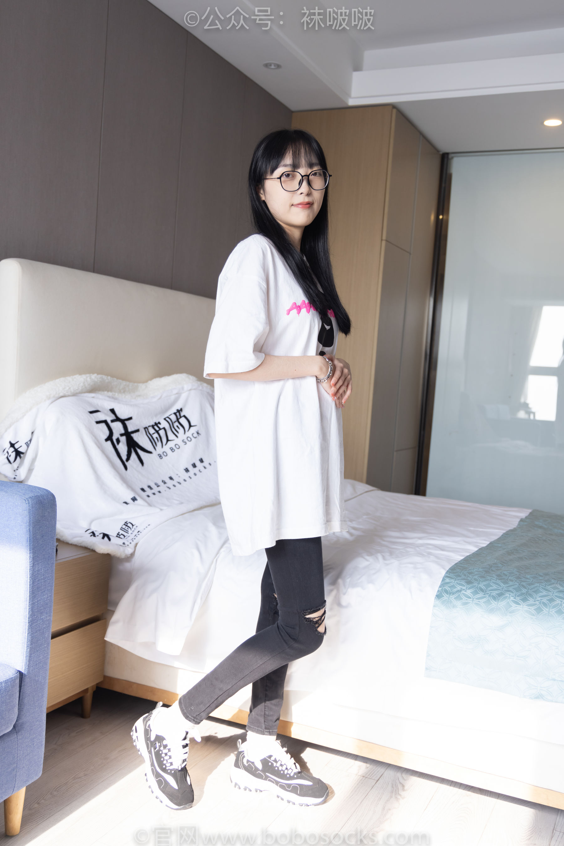 BoBoSocks袜啵啵 No.055 稚予-斯凯奇运动鞋、白棉袜、黑棉袜