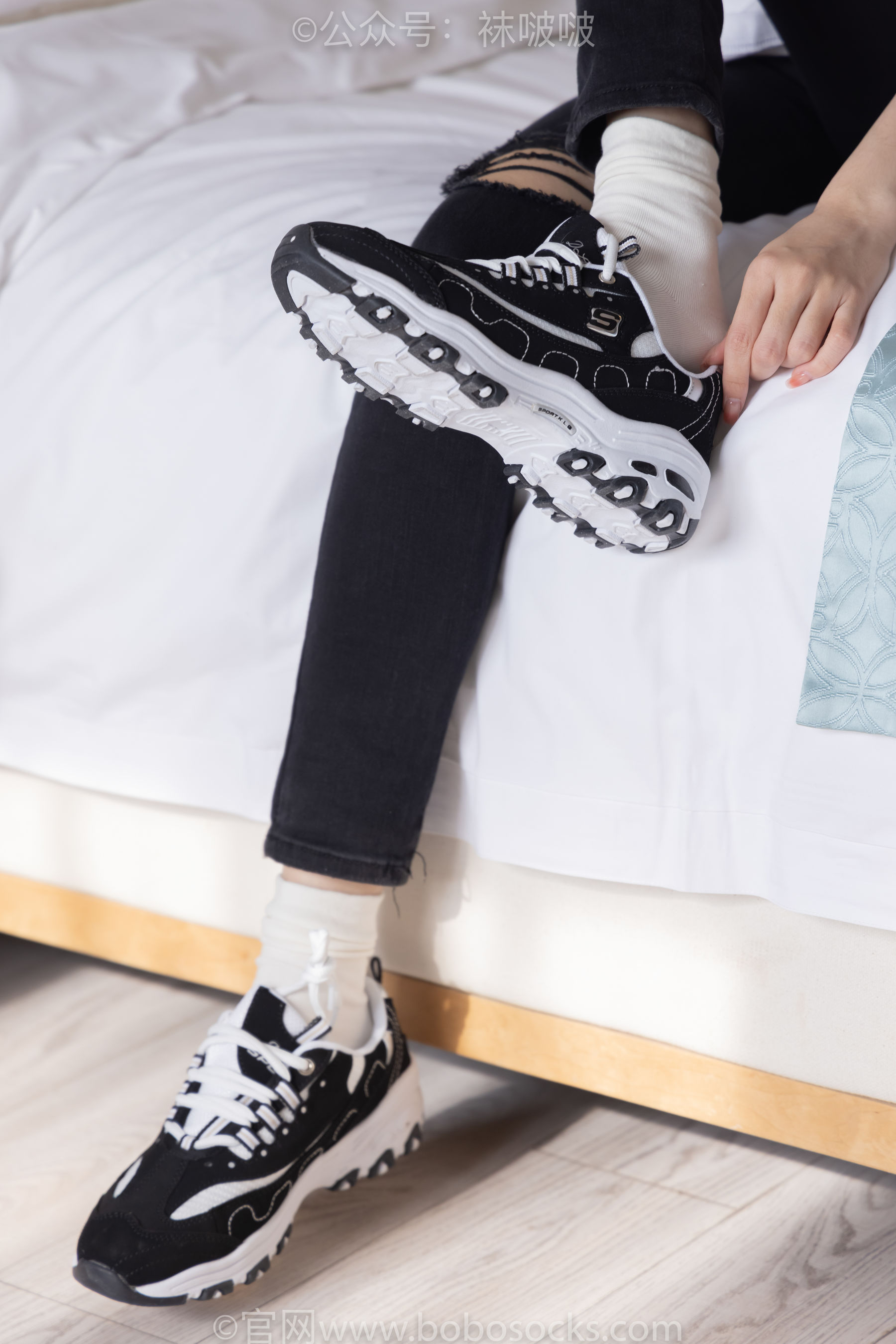 BoBoSocks袜啵啵 No.055 稚予-斯凯奇运动鞋、白棉袜、黑棉袜