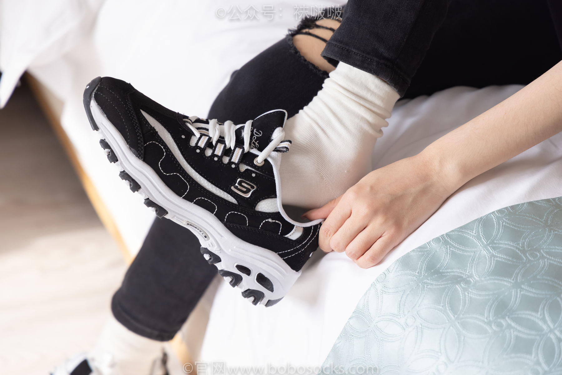 BoBoSocks袜啵啵 No.055 稚予-斯凯奇运动鞋、白棉袜、黑棉袜