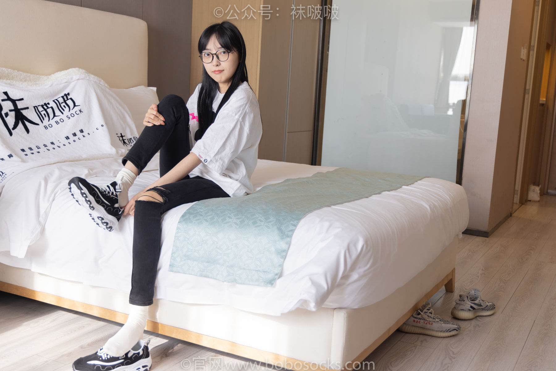 BoBoSocks袜啵啵 No.055 稚予-斯凯奇运动鞋、白棉袜、黑棉袜