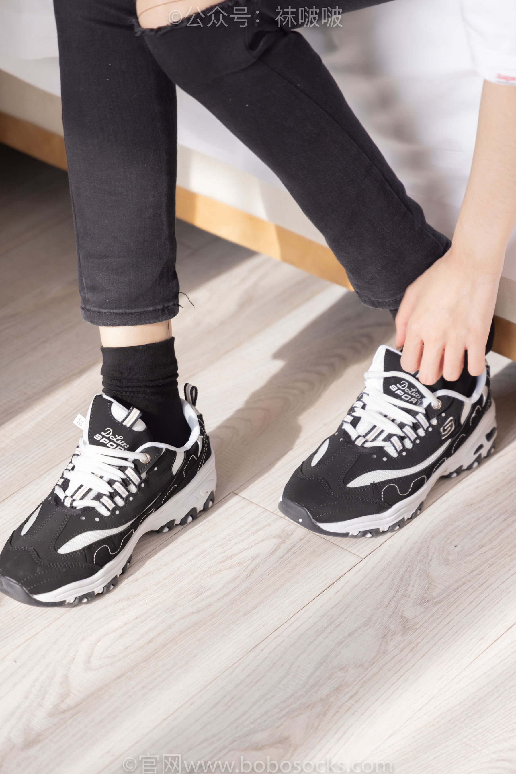 BoBoSocks袜啵啵 No.055 稚予-斯凯奇运动鞋、白棉袜、黑棉袜