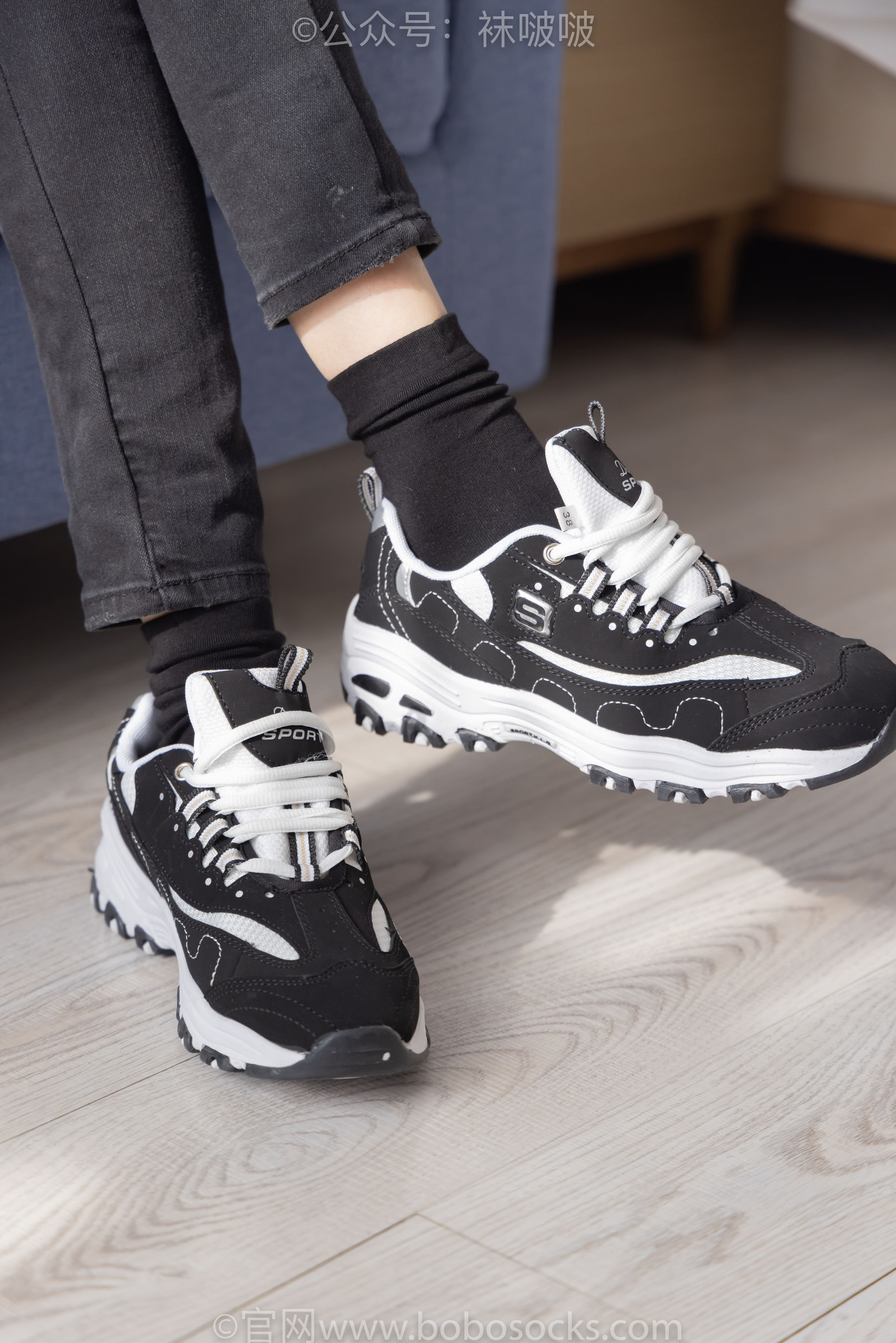 BoBoSocks袜啵啵 No.055 稚予-斯凯奇运动鞋、白棉袜、黑棉袜