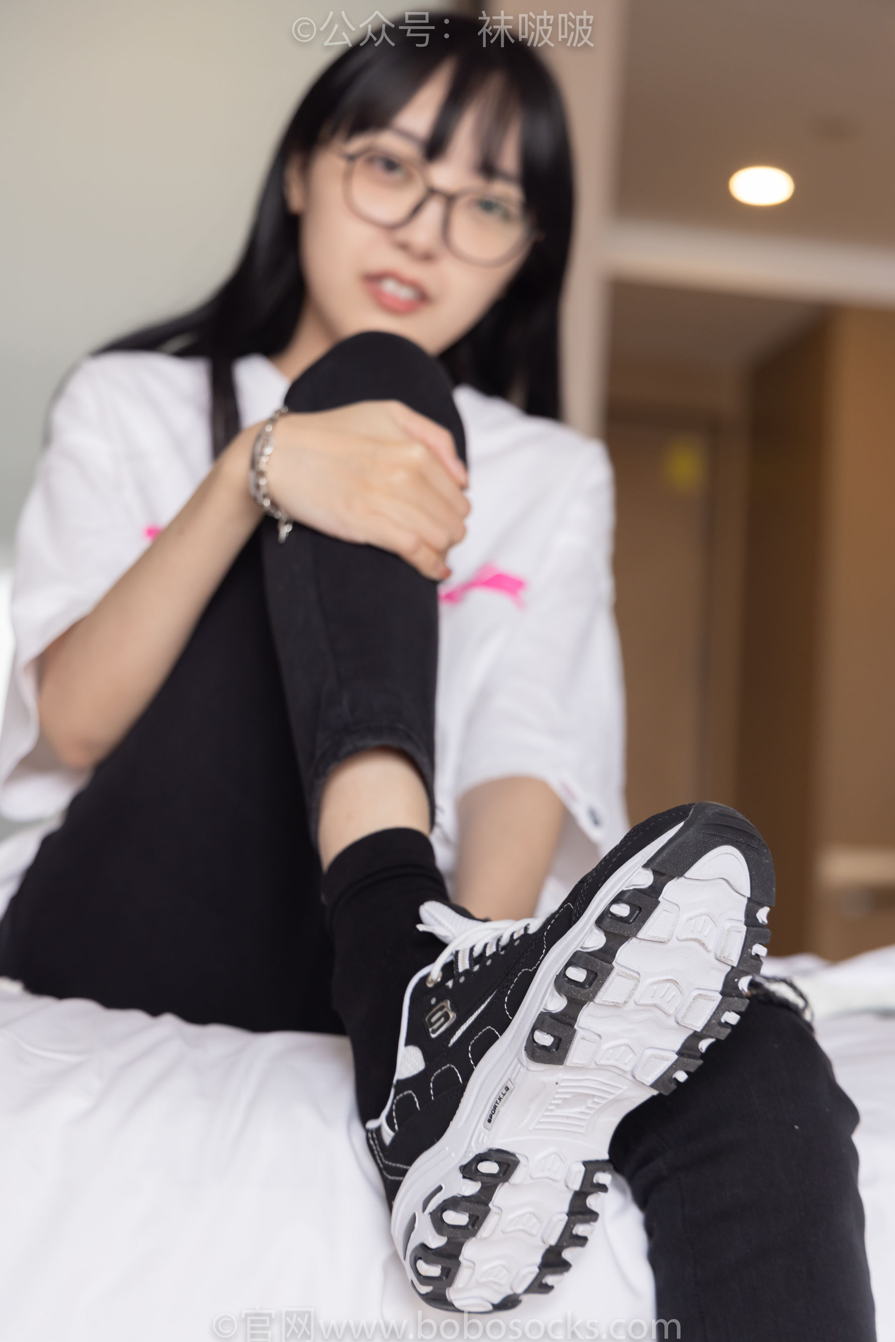 BoBoSocks袜啵啵 No.055 稚予-斯凯奇运动鞋、白棉袜、黑棉袜