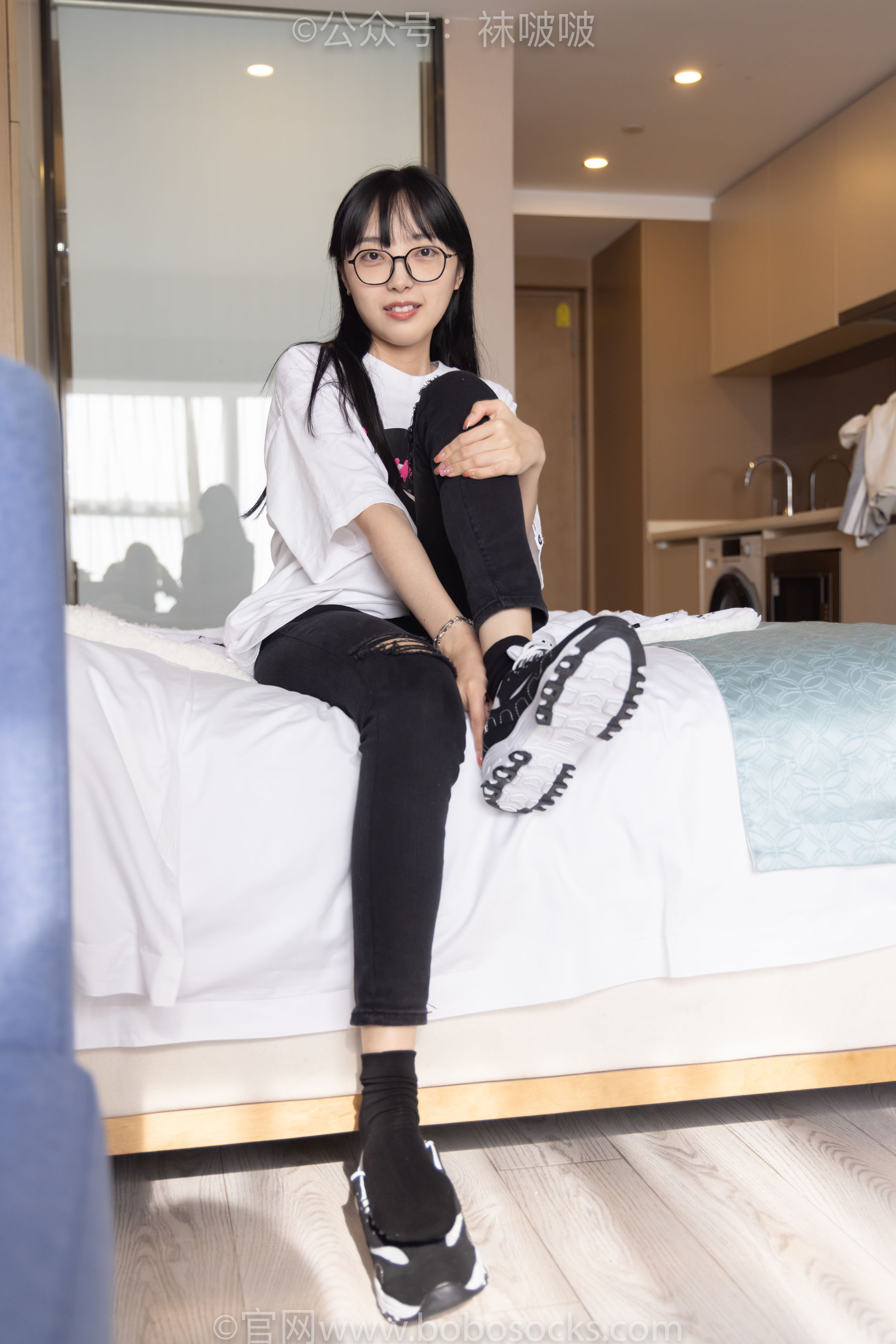BoBoSocks袜啵啵 No.055 稚予-斯凯奇运动鞋、白棉袜、黑棉袜