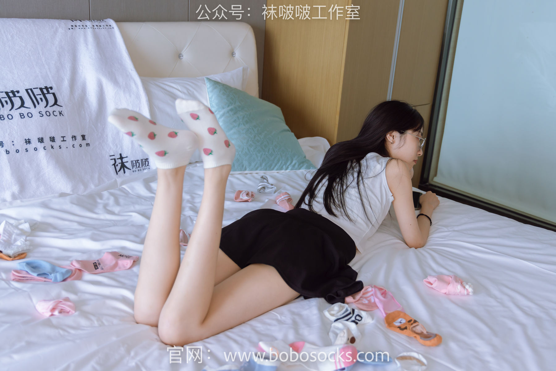 BoBoSocks袜啵啵 No.127 稚予-麦昆板鞋、两双自然穿旧棉袜、裸足