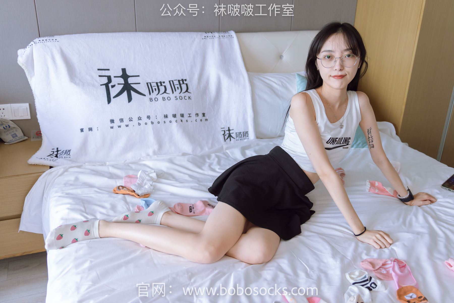 BoBoSocks袜啵啵 No.127 稚予-麦昆板鞋、两双自然穿旧棉袜、裸足