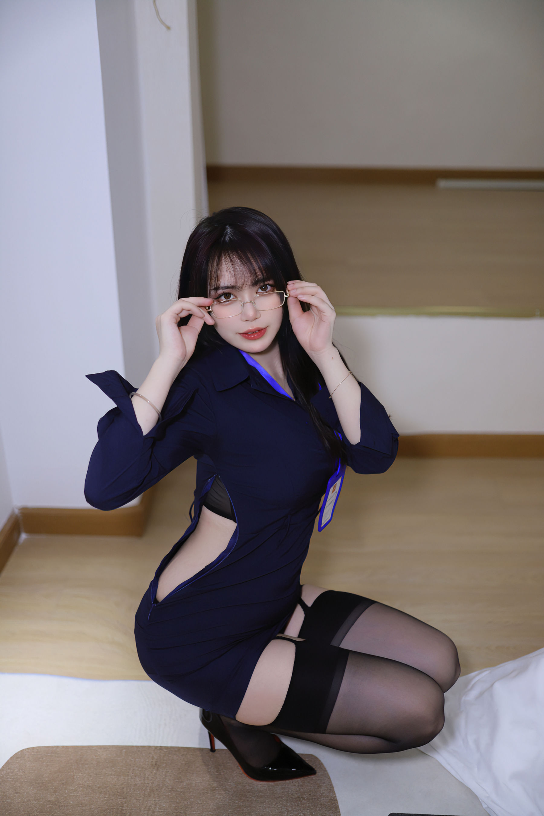 Tina很妖孽呀 - 职业装秘书