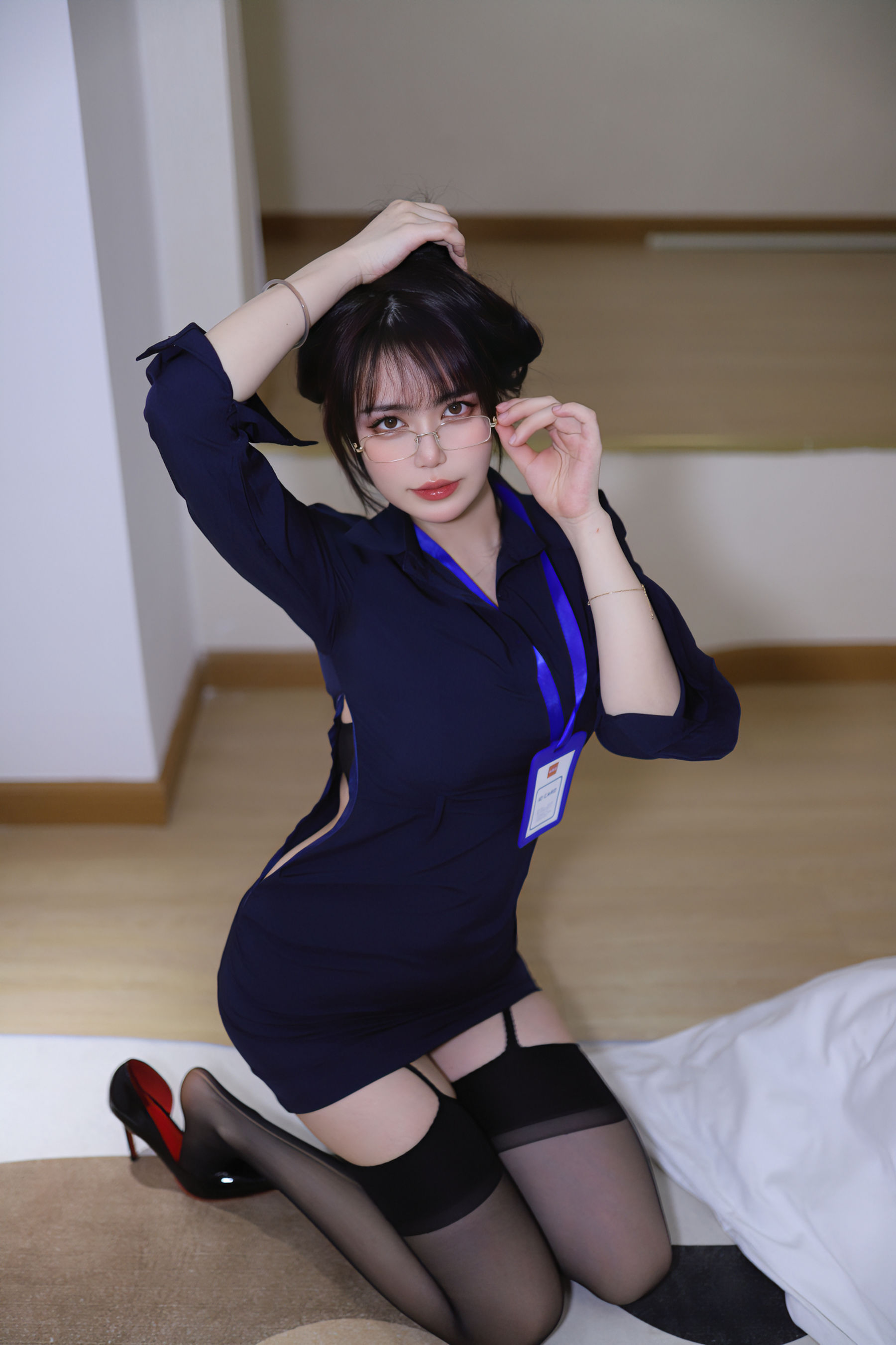 Tina很妖孽呀 - 职业装秘书