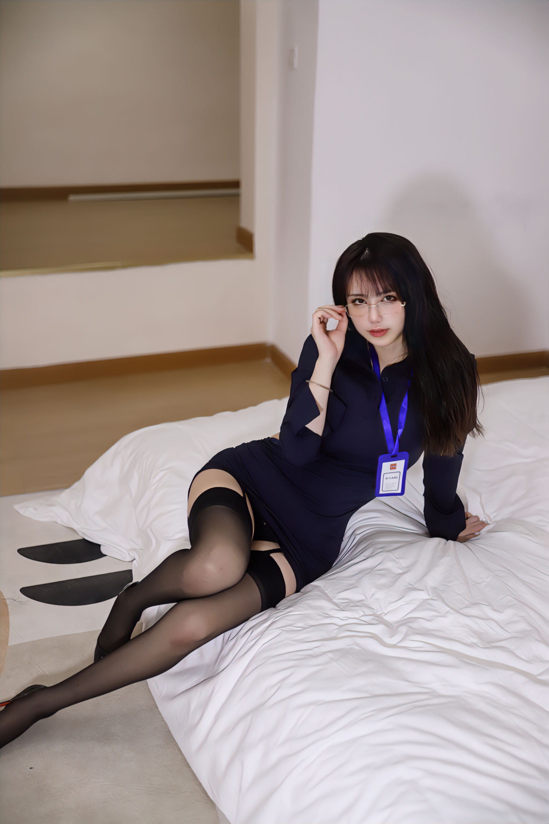 Tina很妖孽呀 - 职业装秘书