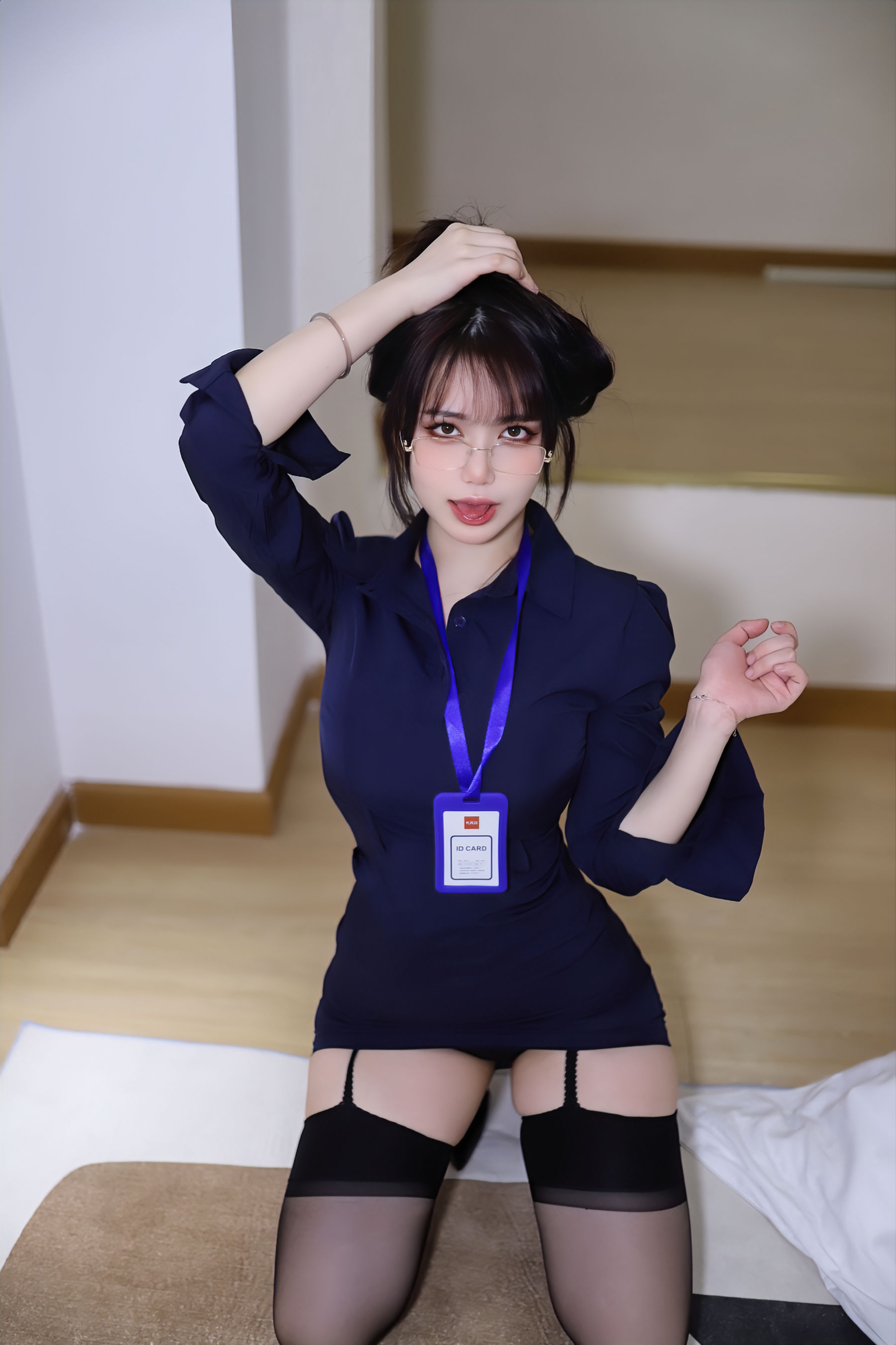 Tina很妖孽呀 - 职业装秘书