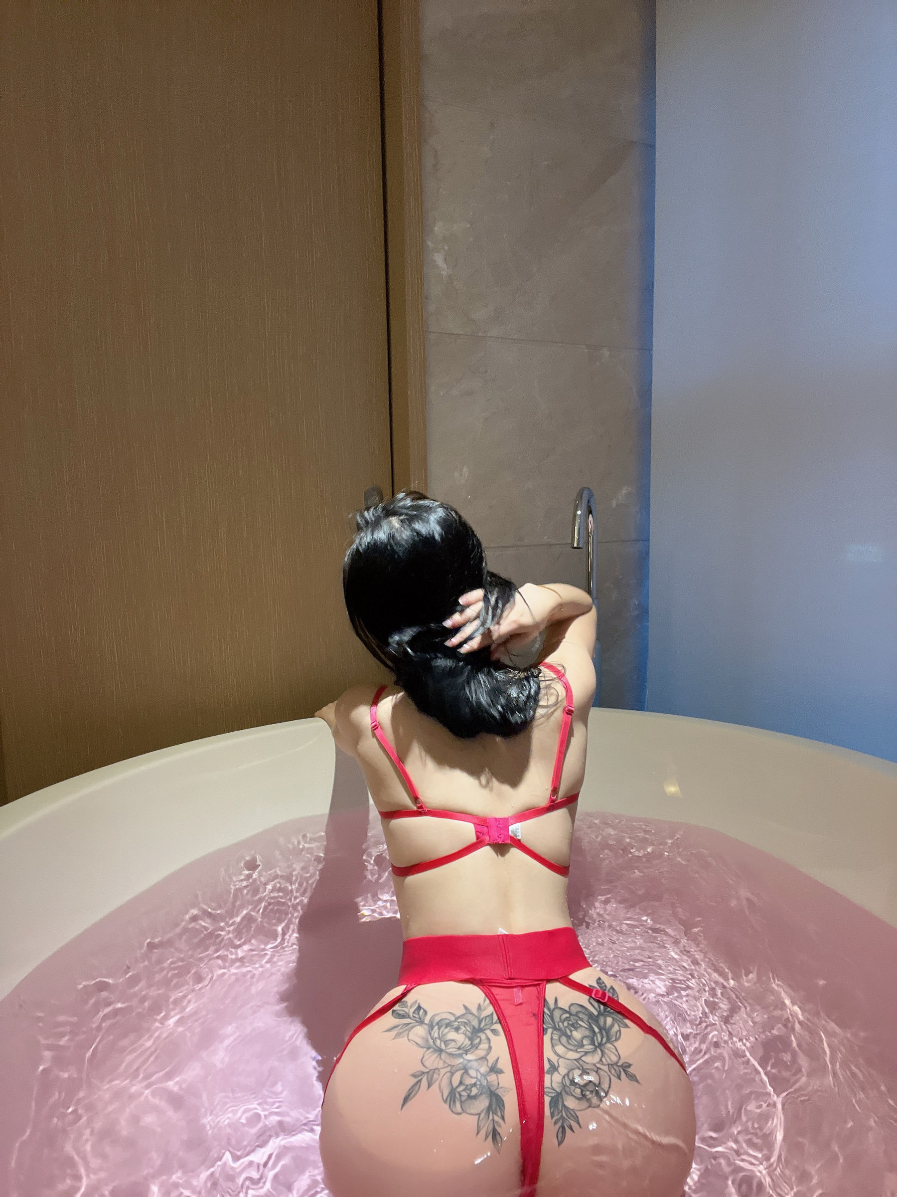 美臀女神左公子666 - 红色玫瑰