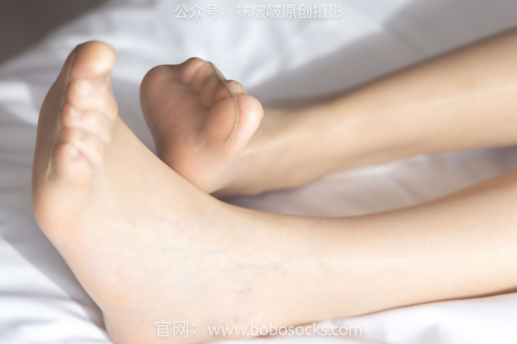 BoBoSocks袜啵啵 No.153 小甜豆-华伦天奴高跟鞋、油亮肉丝、油亮白丝、圣诞服