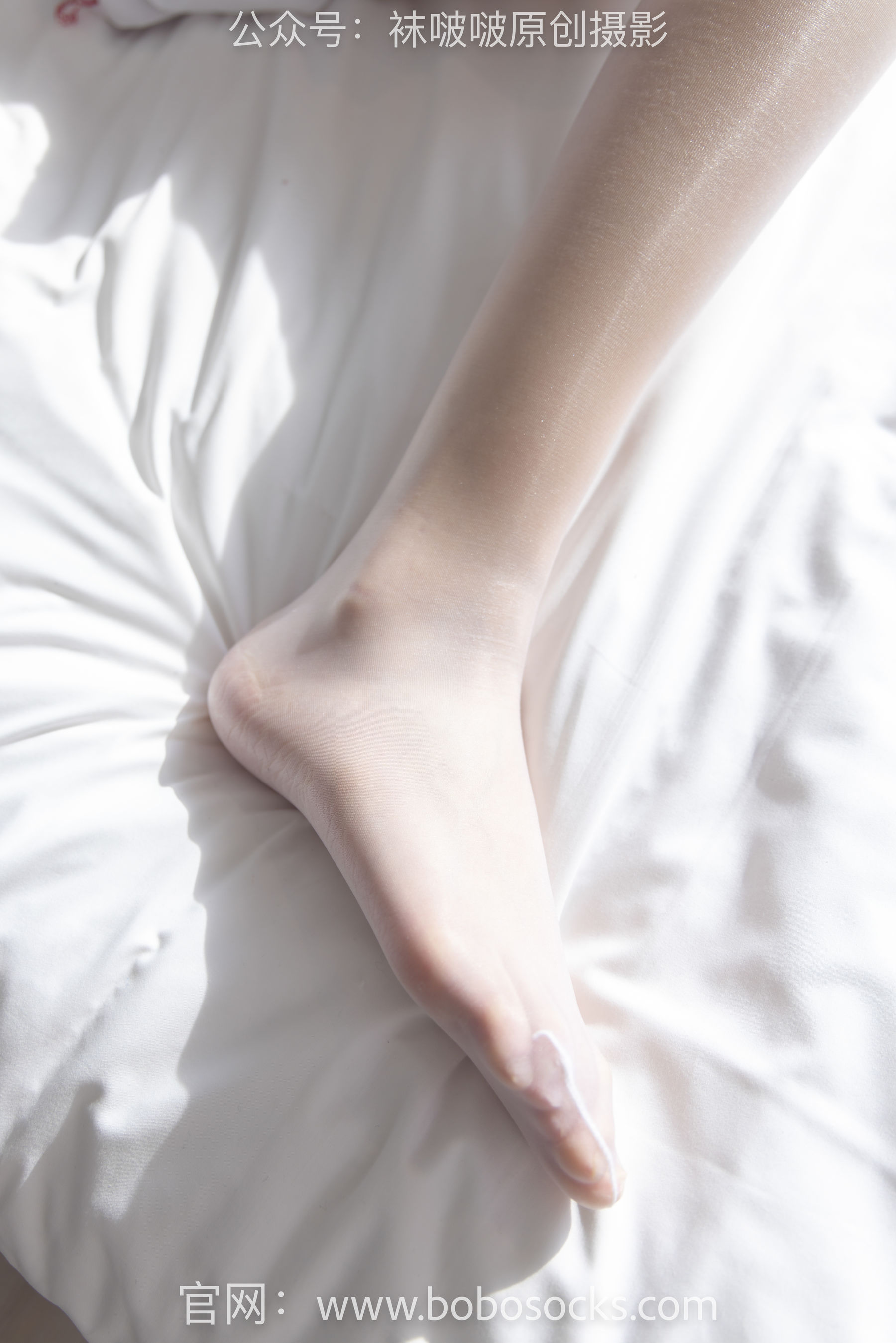 BoBoSocks袜啵啵 No.153 小甜豆-华伦天奴高跟鞋、油亮肉丝、油亮白丝、圣诞服
