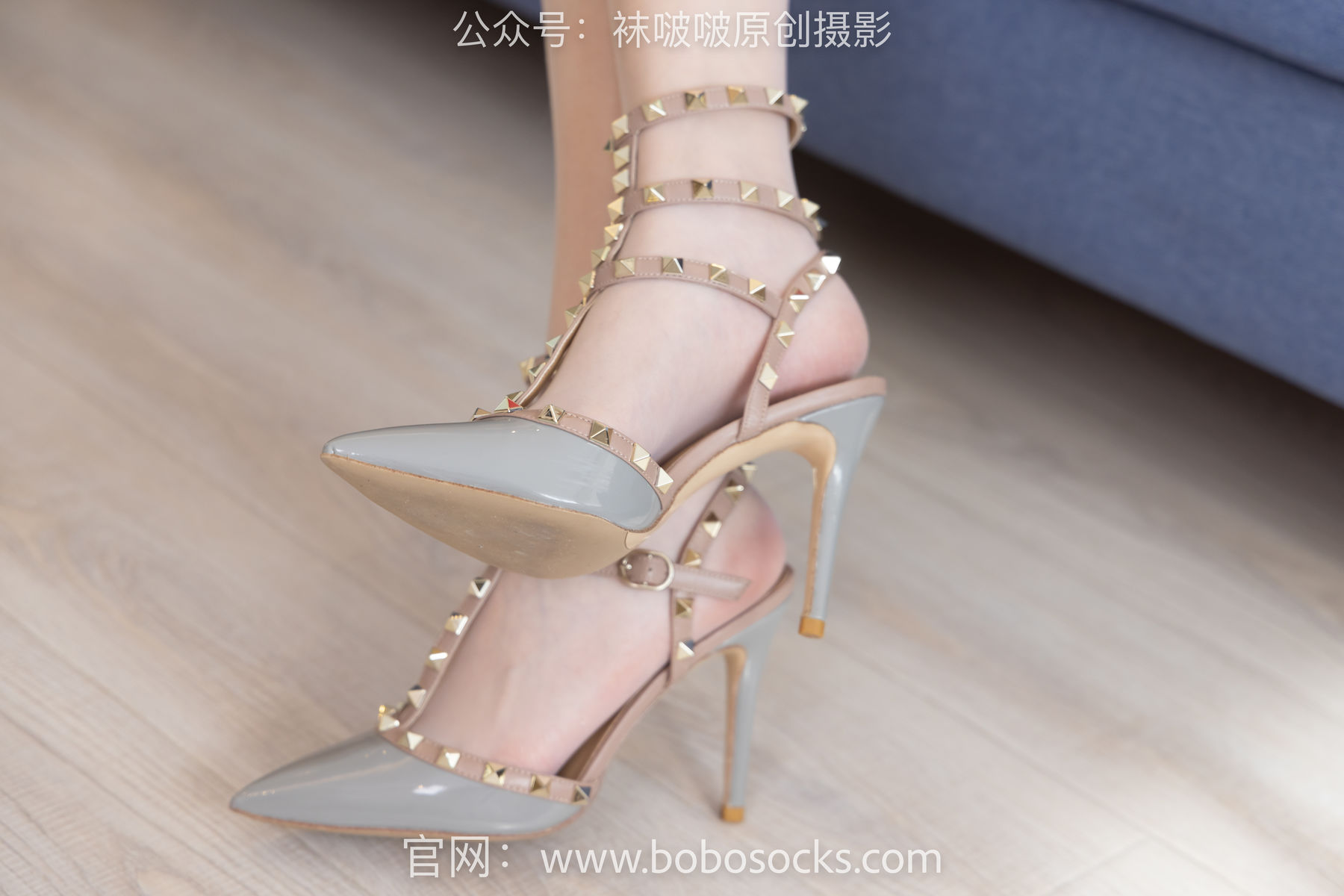 BoBoSocks袜啵啵 No.153 小甜豆-华伦天奴高跟鞋、油亮肉丝、油亮白丝、圣诞服