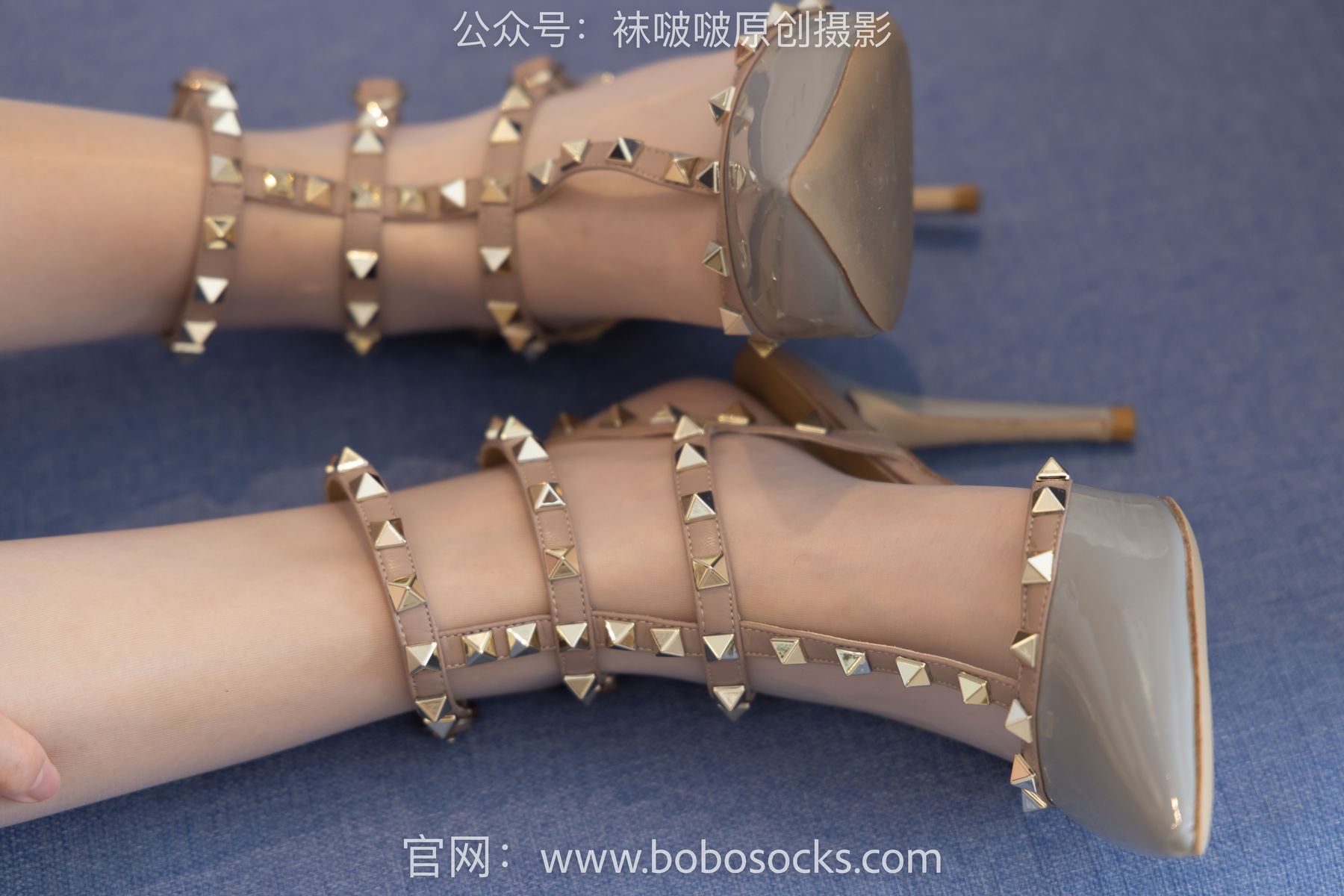 BoBoSocks袜啵啵 No.153 小甜豆-华伦天奴高跟鞋、油亮肉丝、油亮白丝、圣诞服