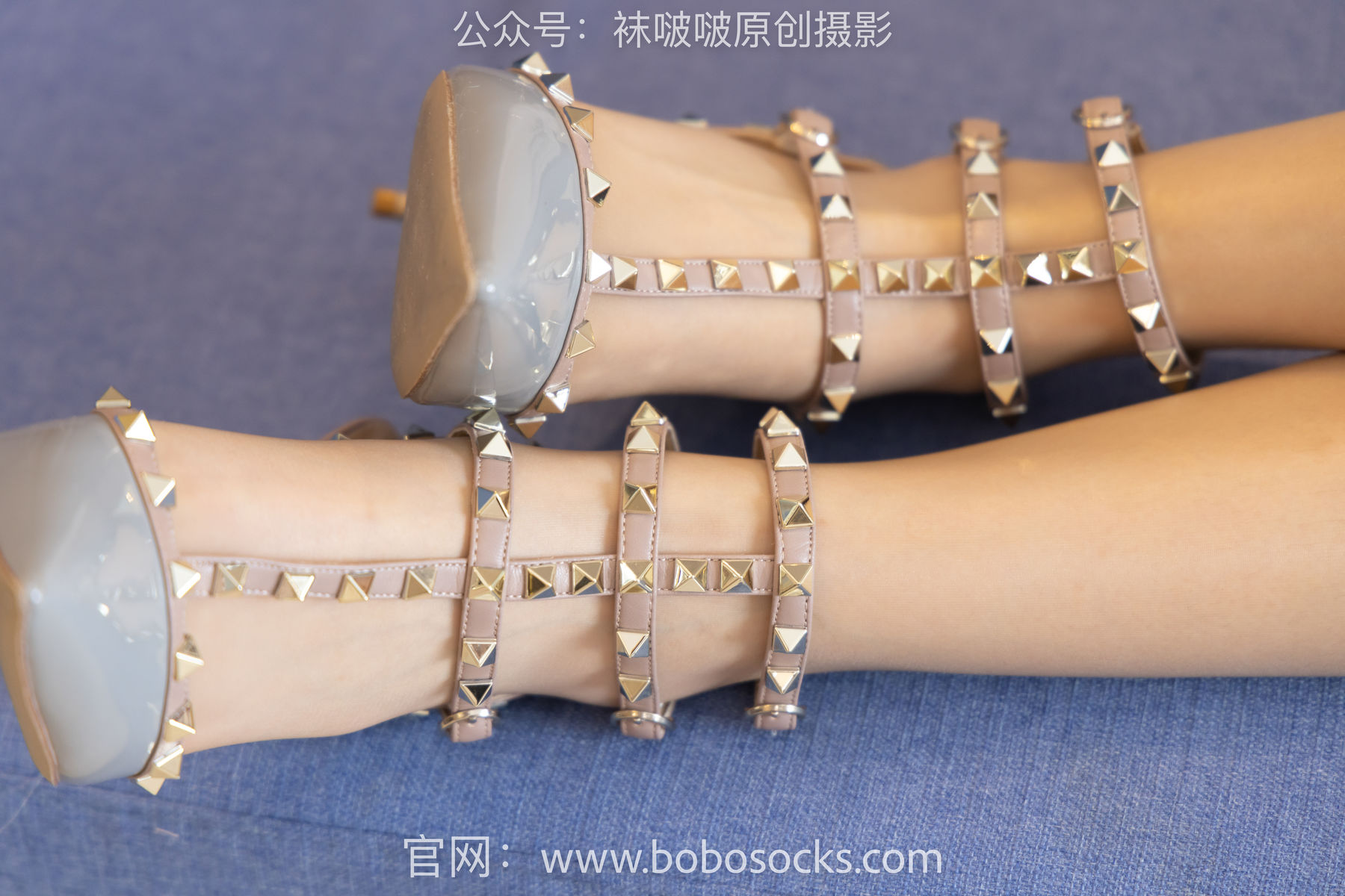 BoBoSocks袜啵啵 No.153 小甜豆-华伦天奴高跟鞋、油亮肉丝、油亮白丝、圣诞服