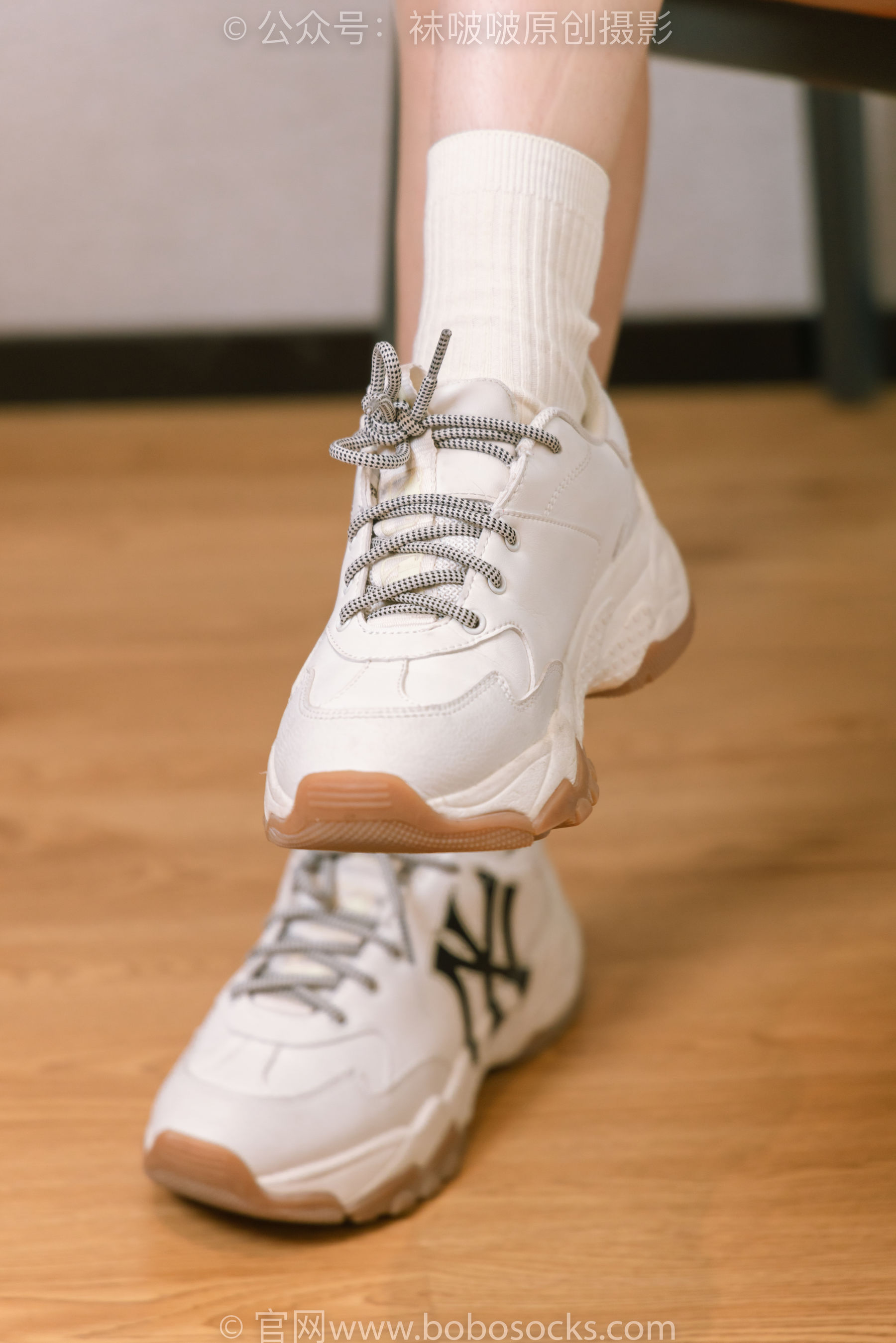 BoBoSocks袜啵啵 No.176 小安-运动鞋、白棉袜、裸足