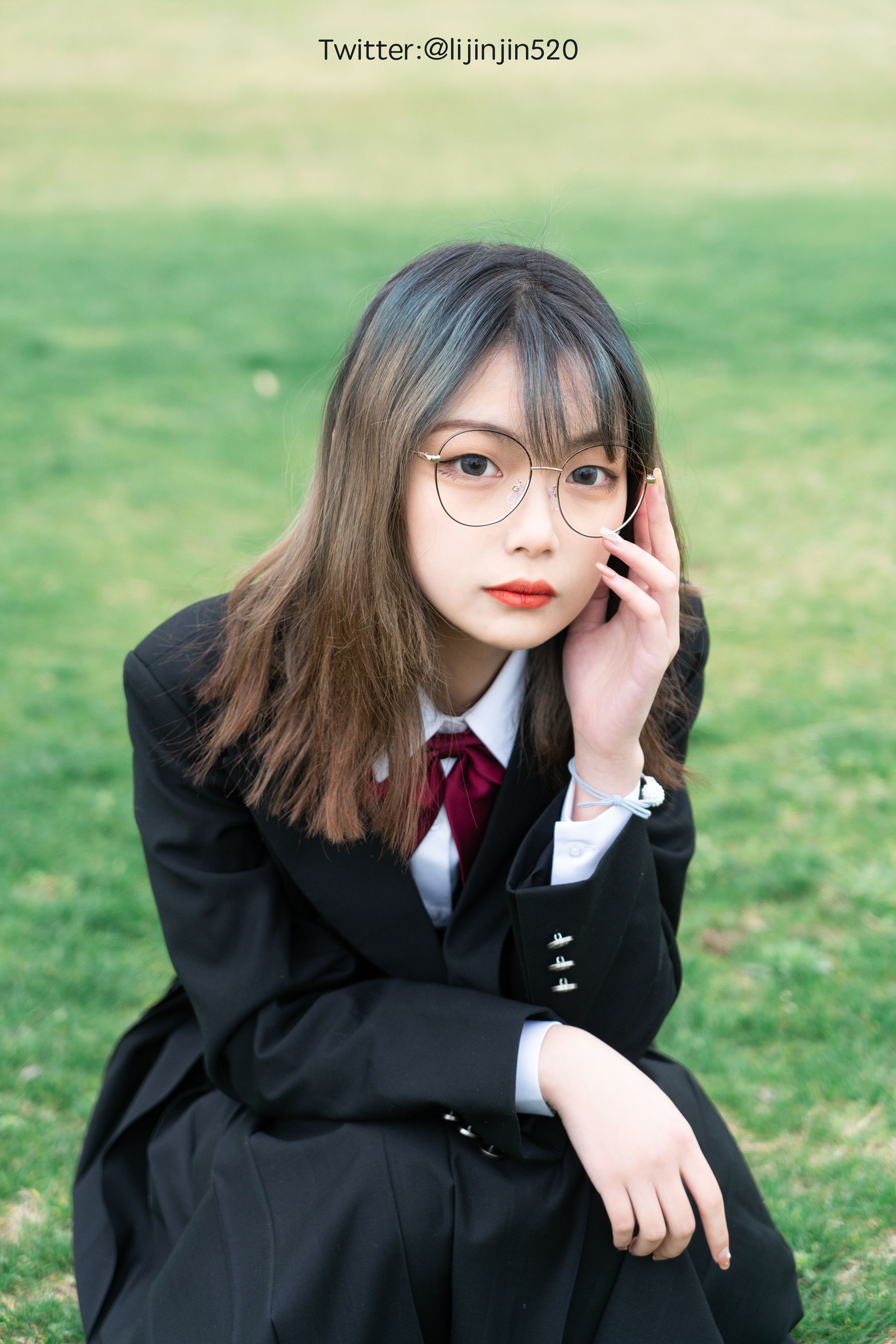 梨瑾瑾 - 户外黑长服