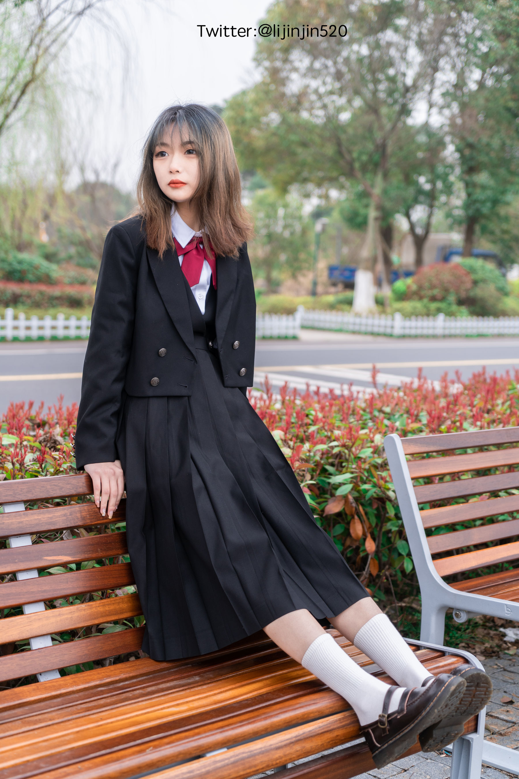 梨瑾瑾 - 户外黑长服