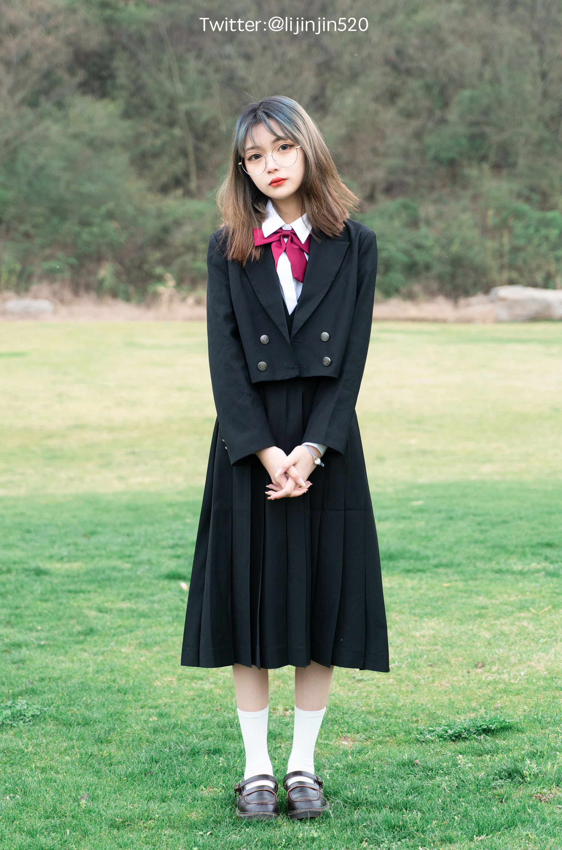 梨瑾瑾 - 户外黑长服
