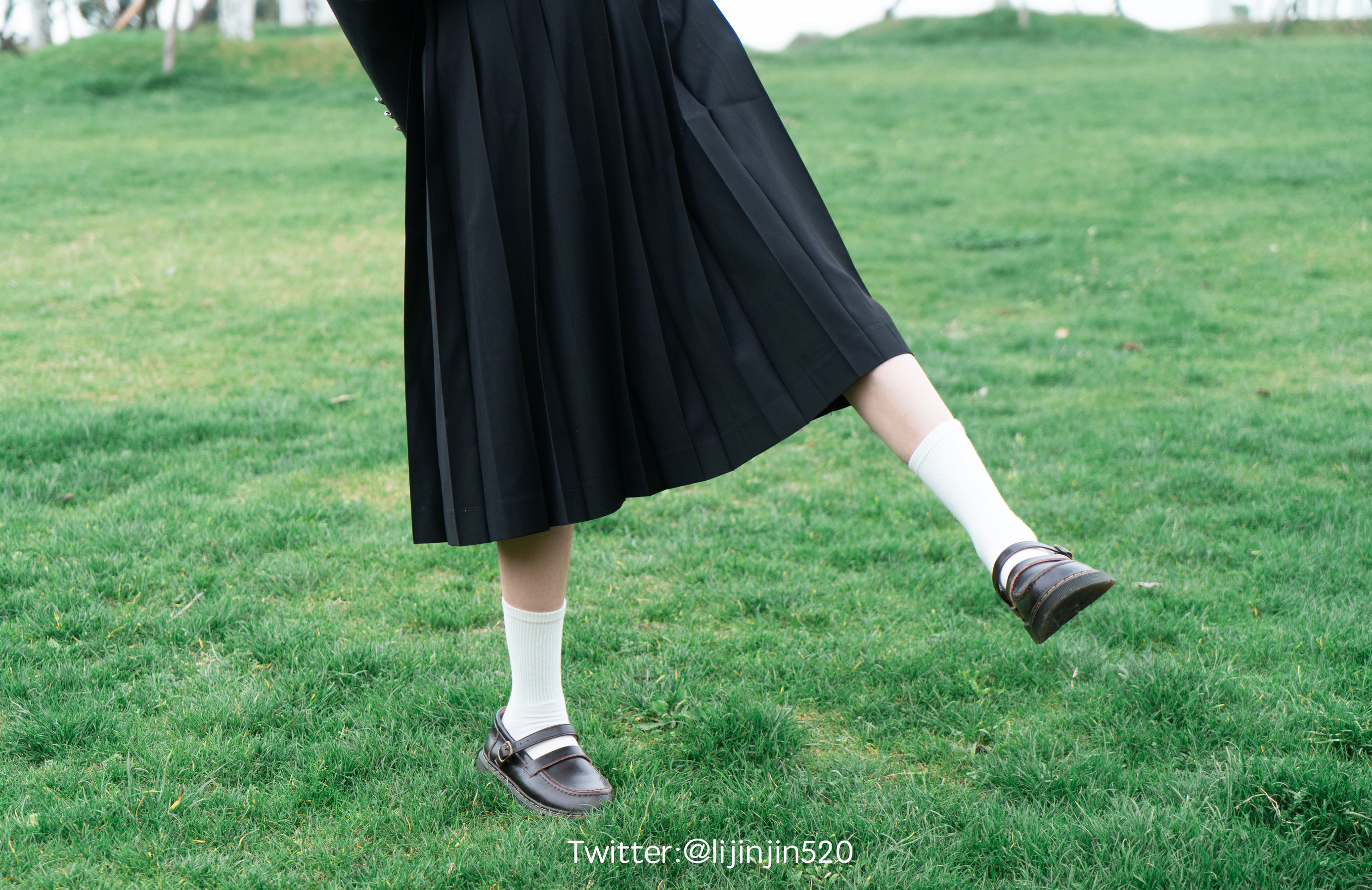 梨瑾瑾 - 户外黑长服