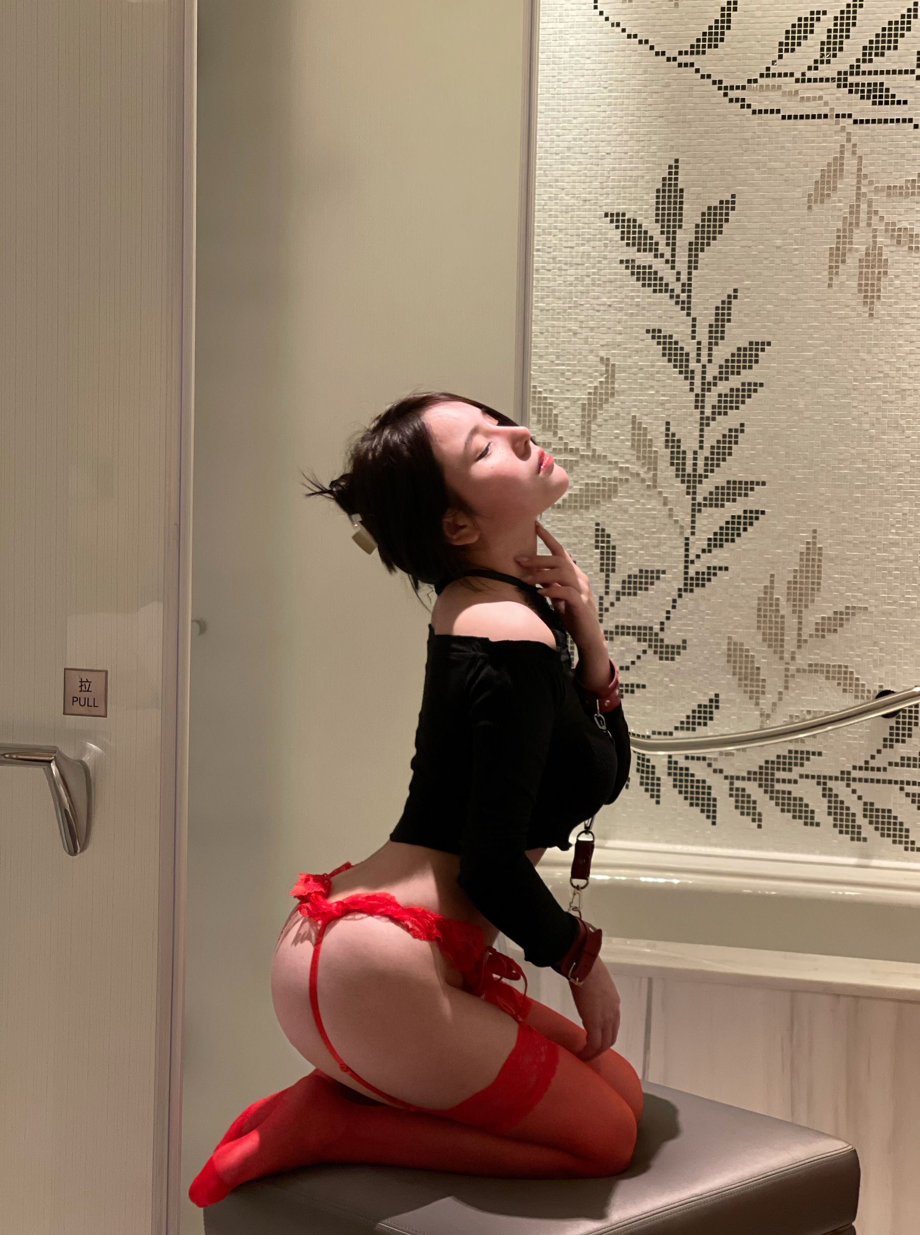 奔跑的晶骡儿 - 红色吊带丝袜