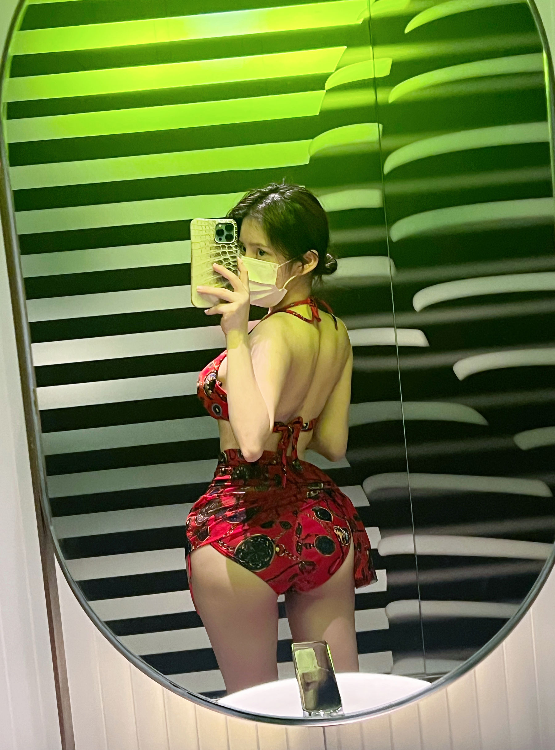 奔跑的晶骡儿 - 红色内衣
