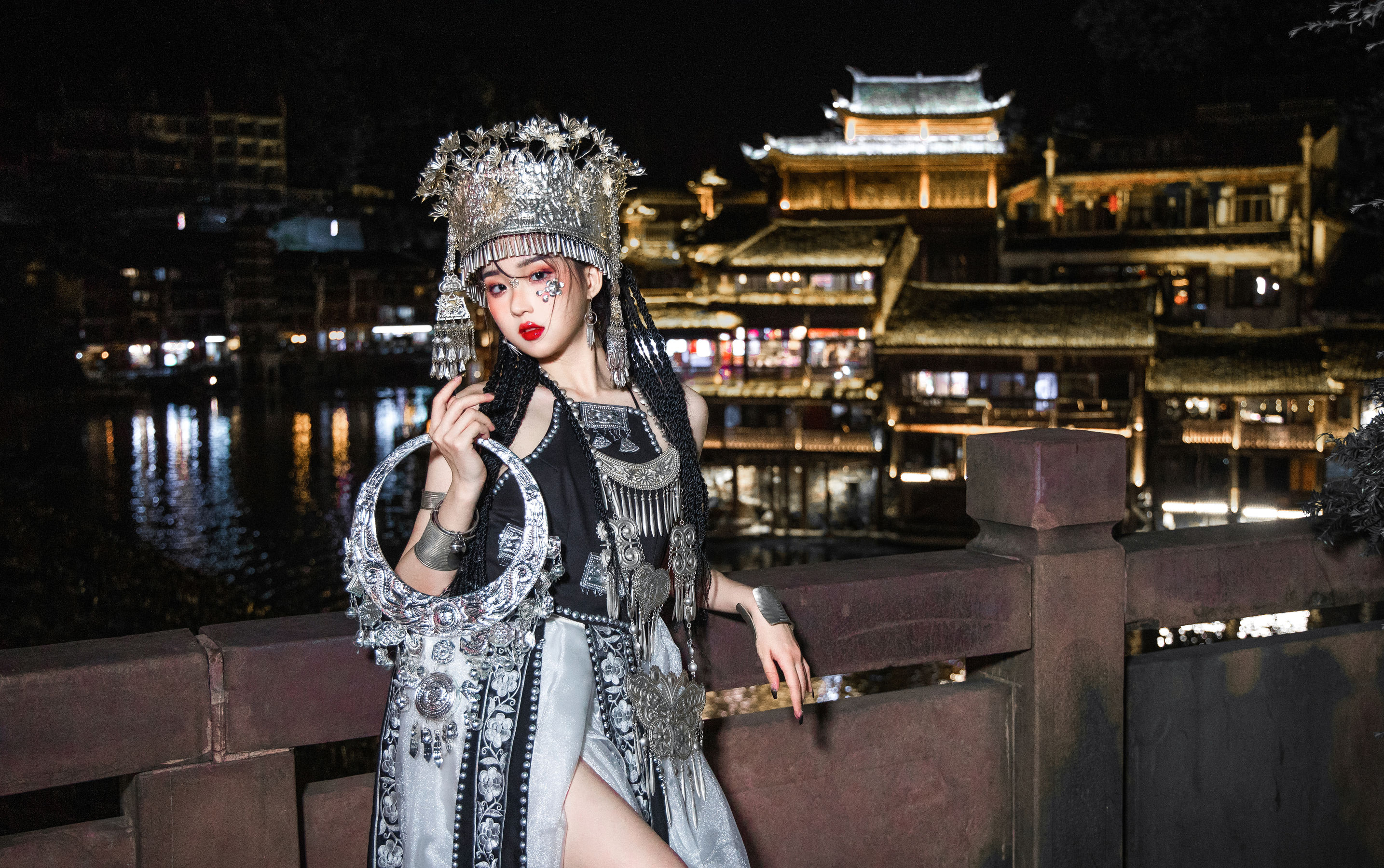 瓦斯塔亚小龙虾 - 苗疆女子