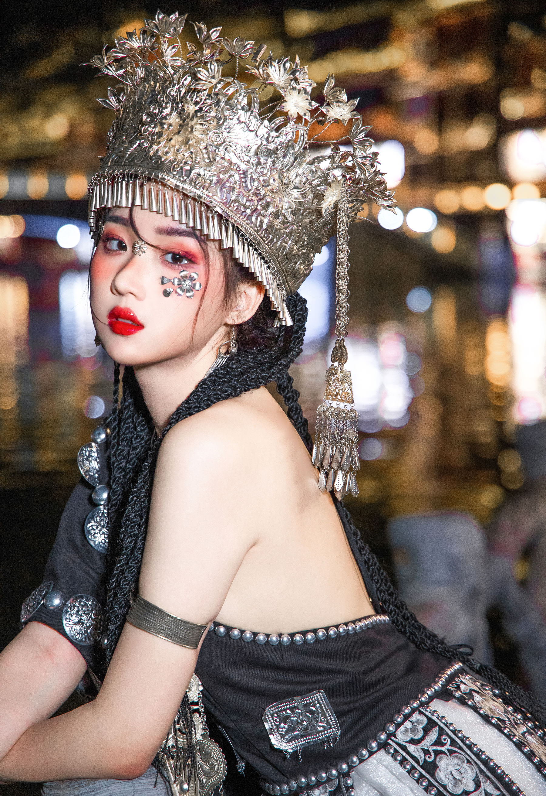 瓦斯塔亚小龙虾 - 苗疆女子