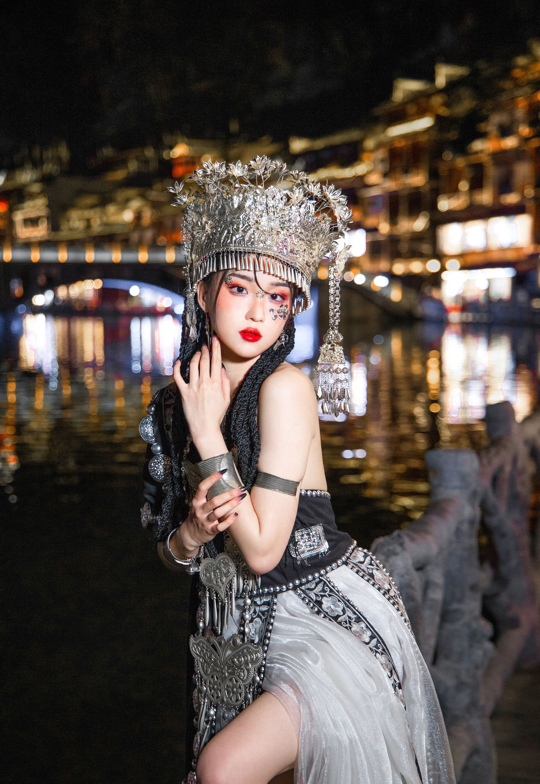 瓦斯塔亚小龙虾 - 苗疆女子