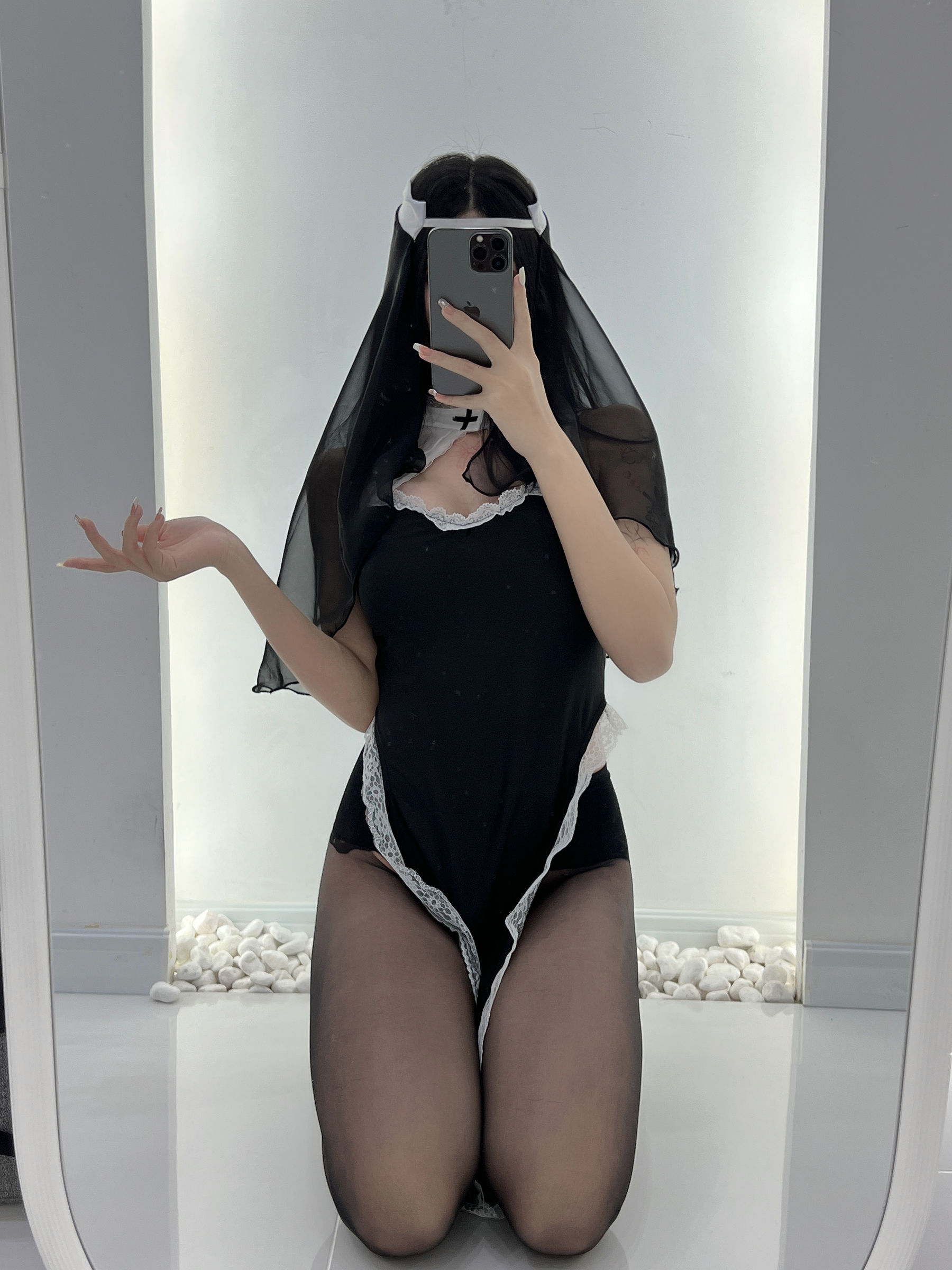 魚神 - 修女服