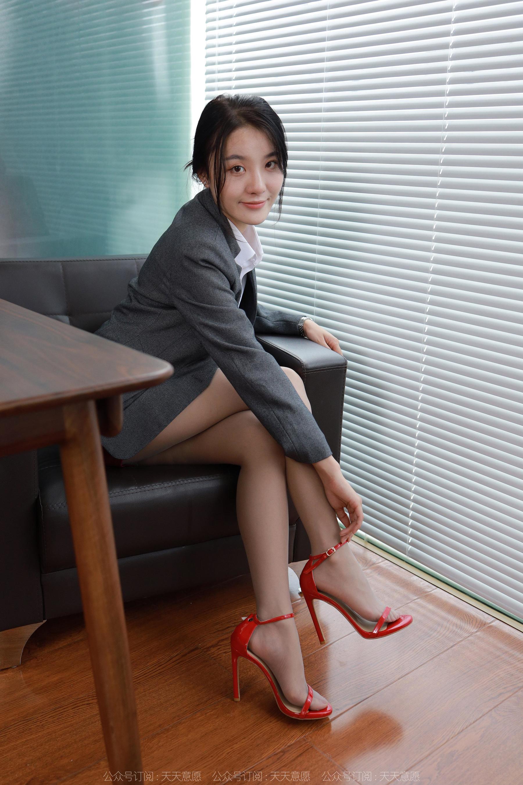 IESS异思趣向 - 模特：婉萍 《迷人绯红》