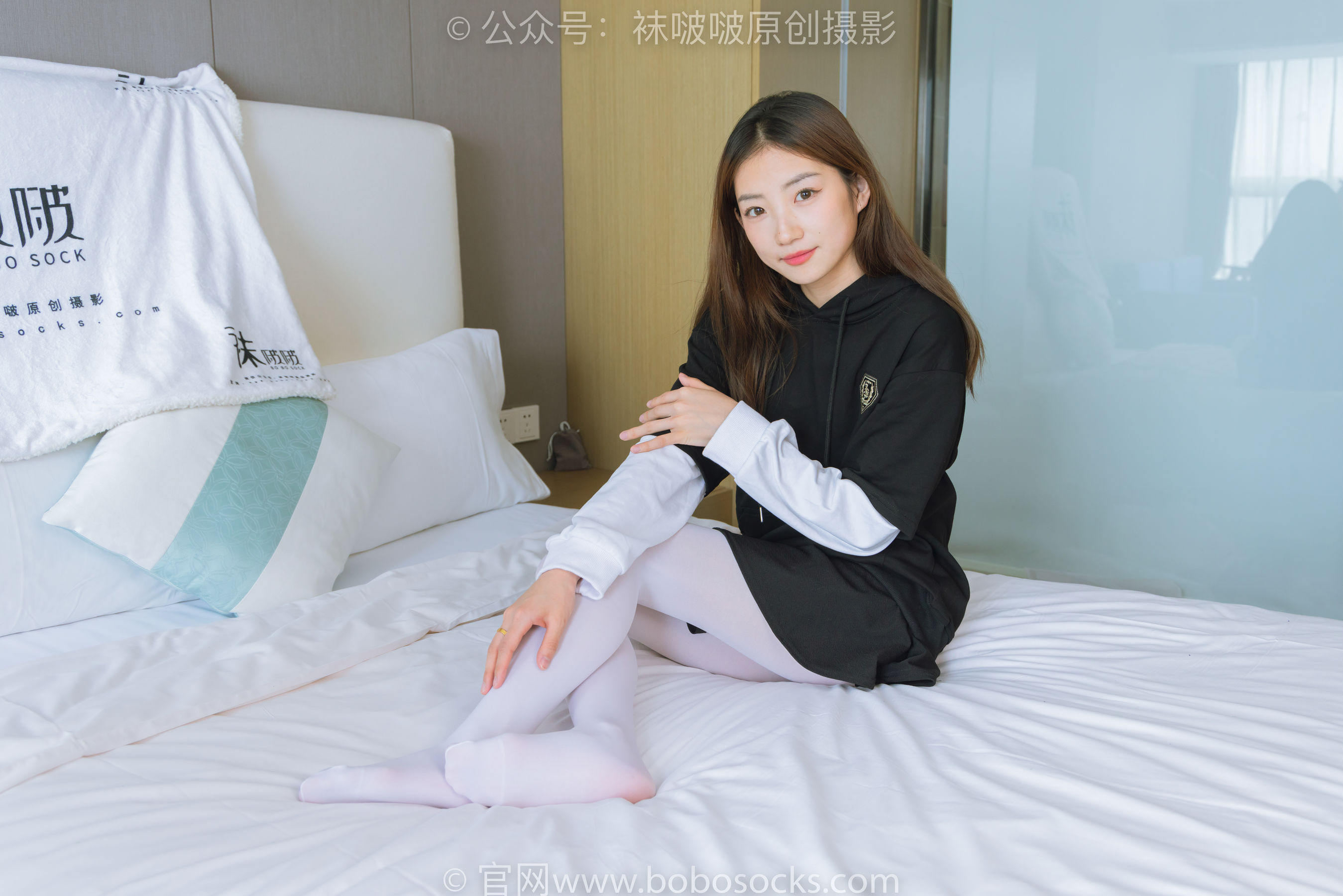BoBoSocks袜啵啵 No.214 小沫 -黑色运动鞋、厚白丝