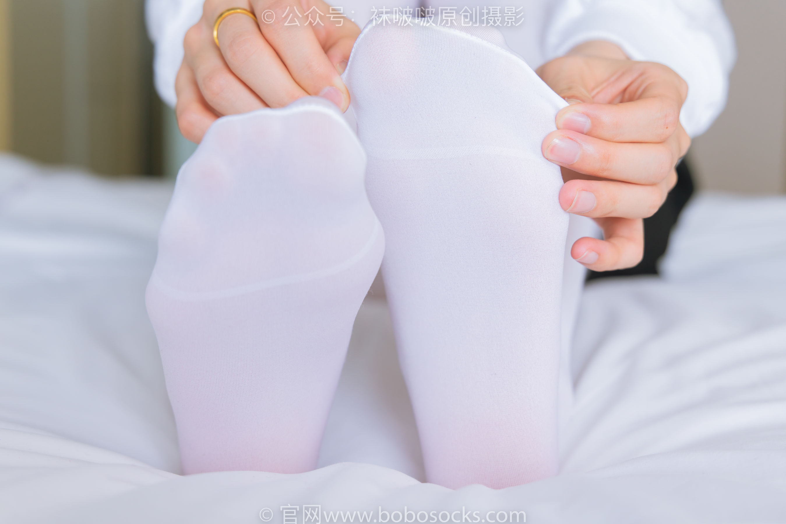 BoBoSocks袜啵啵 No.214 小沫 -黑色运动鞋、厚白丝