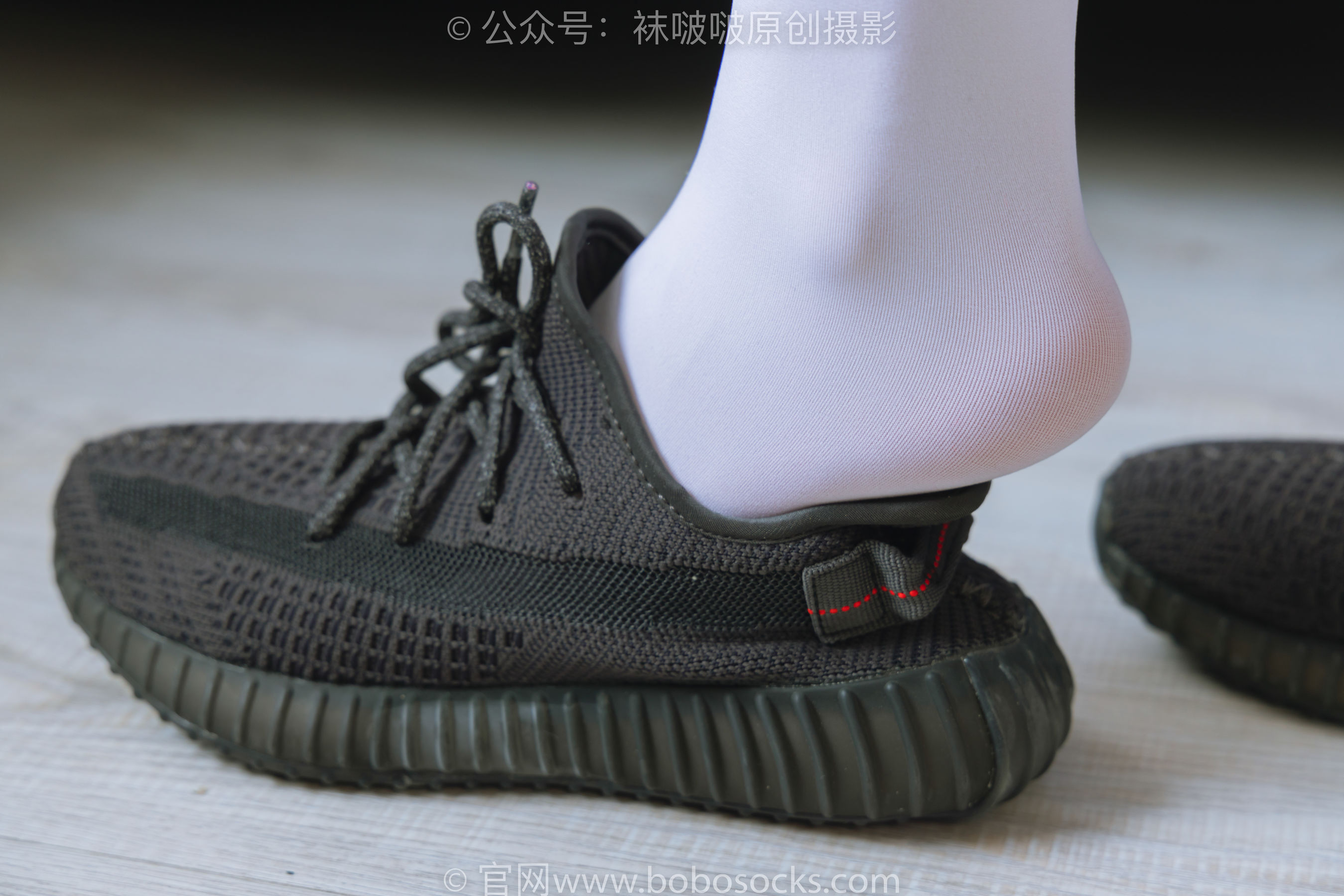 BoBoSocks袜啵啵 No.214 小沫 -黑色运动鞋、厚白丝