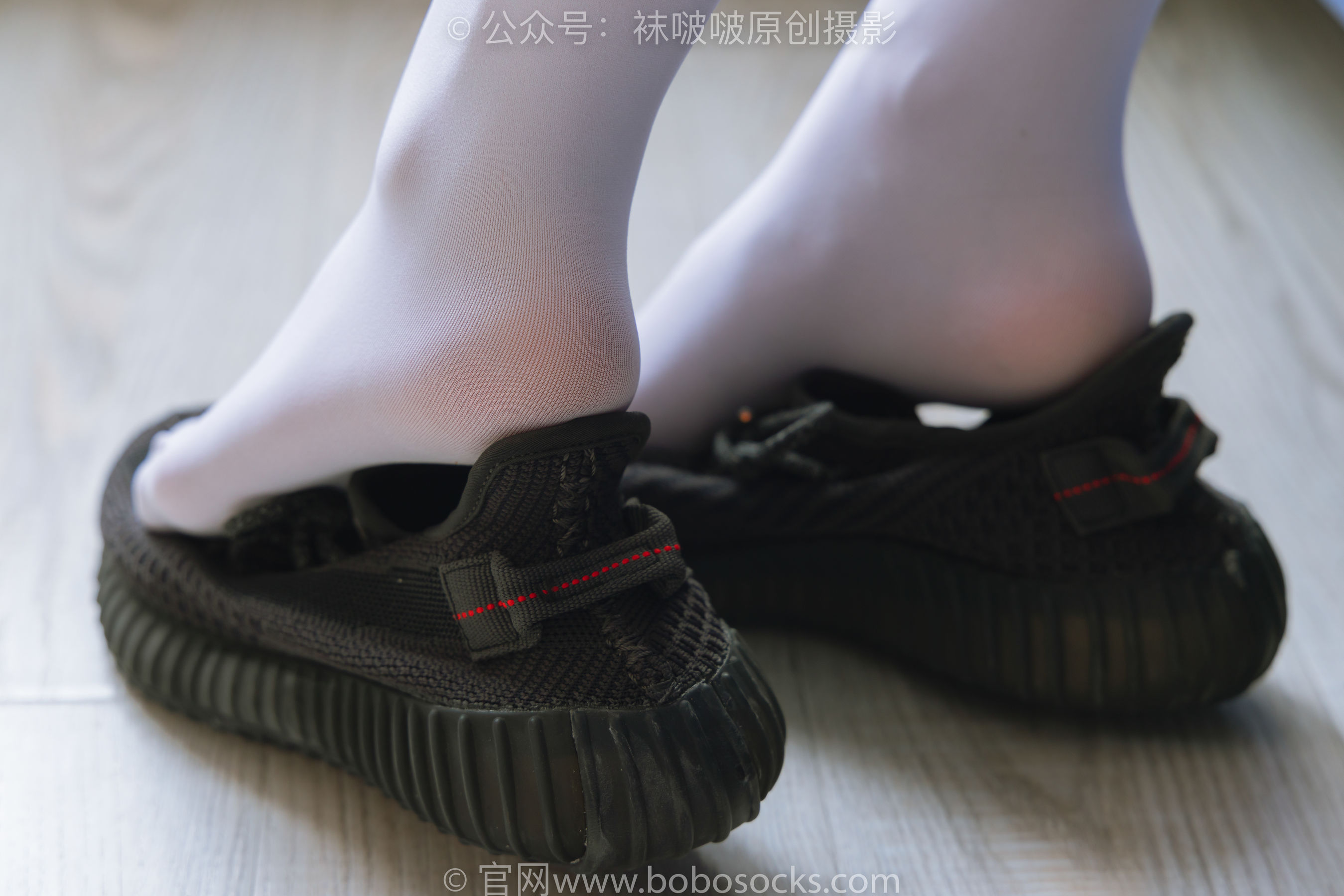 BoBoSocks袜啵啵 No.214 小沫 -黑色运动鞋、厚白丝