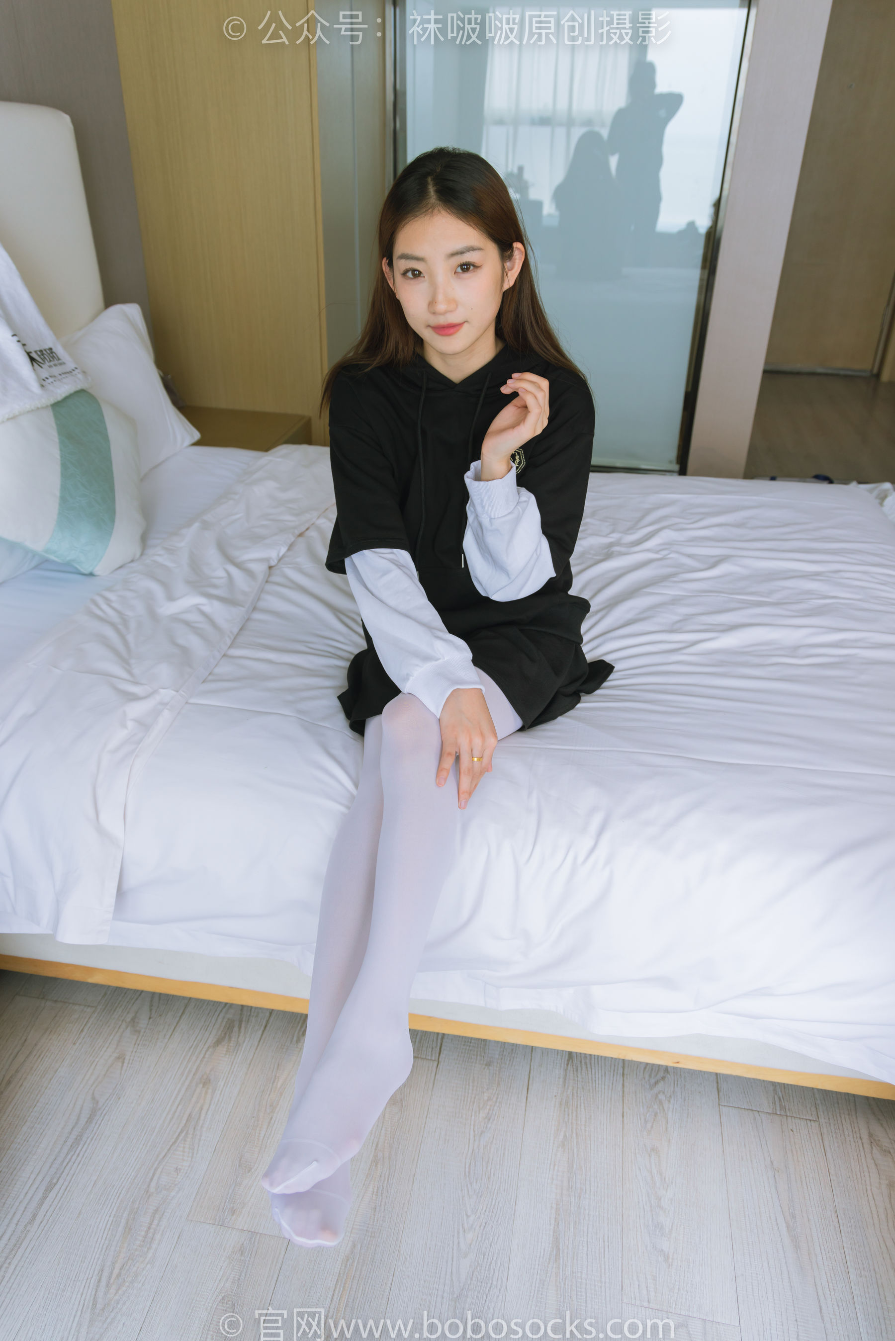 BoBoSocks袜啵啵 No.214 小沫 -黑色运动鞋、厚白丝