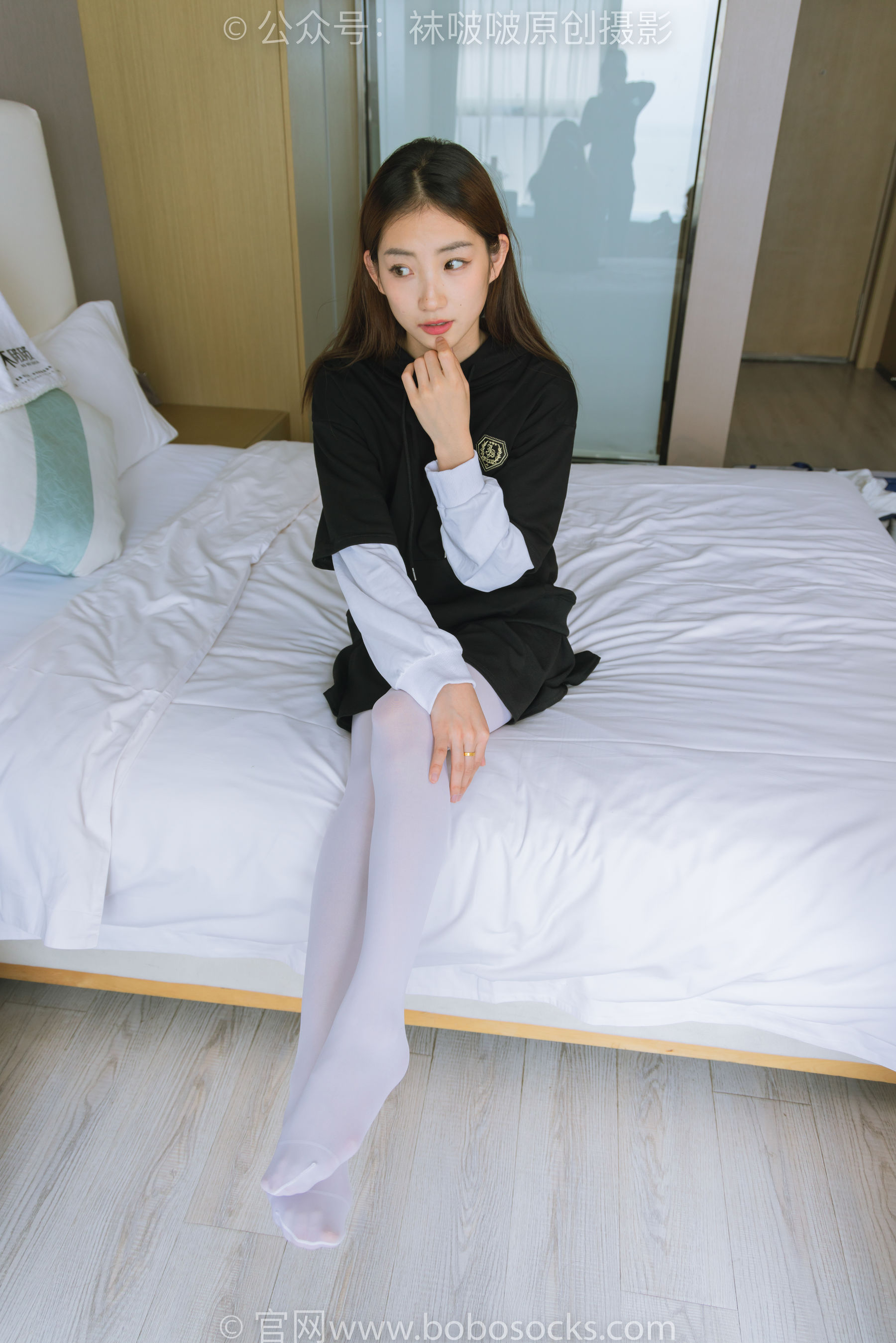 BoBoSocks袜啵啵 No.214 小沫 -黑色运动鞋、厚白丝