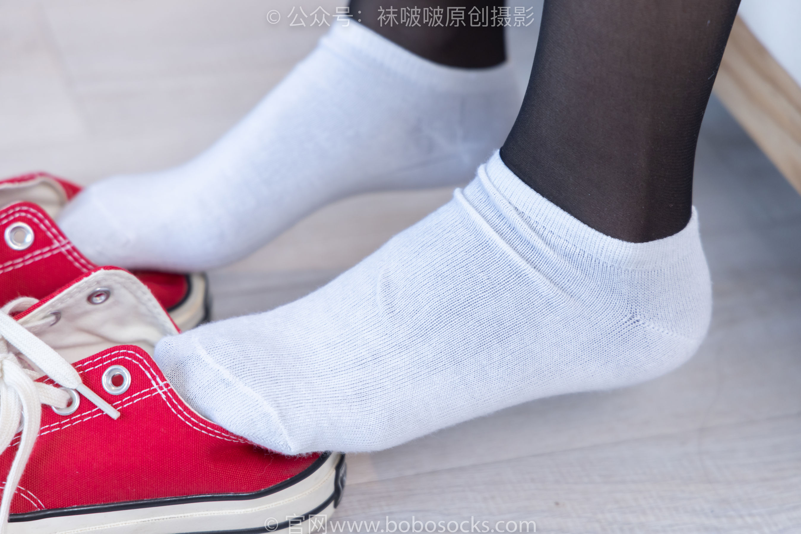 BoBoSocks袜啵啵 No.208 小沫 -红色匡威板鞋、短筒白棉袜、黑丝