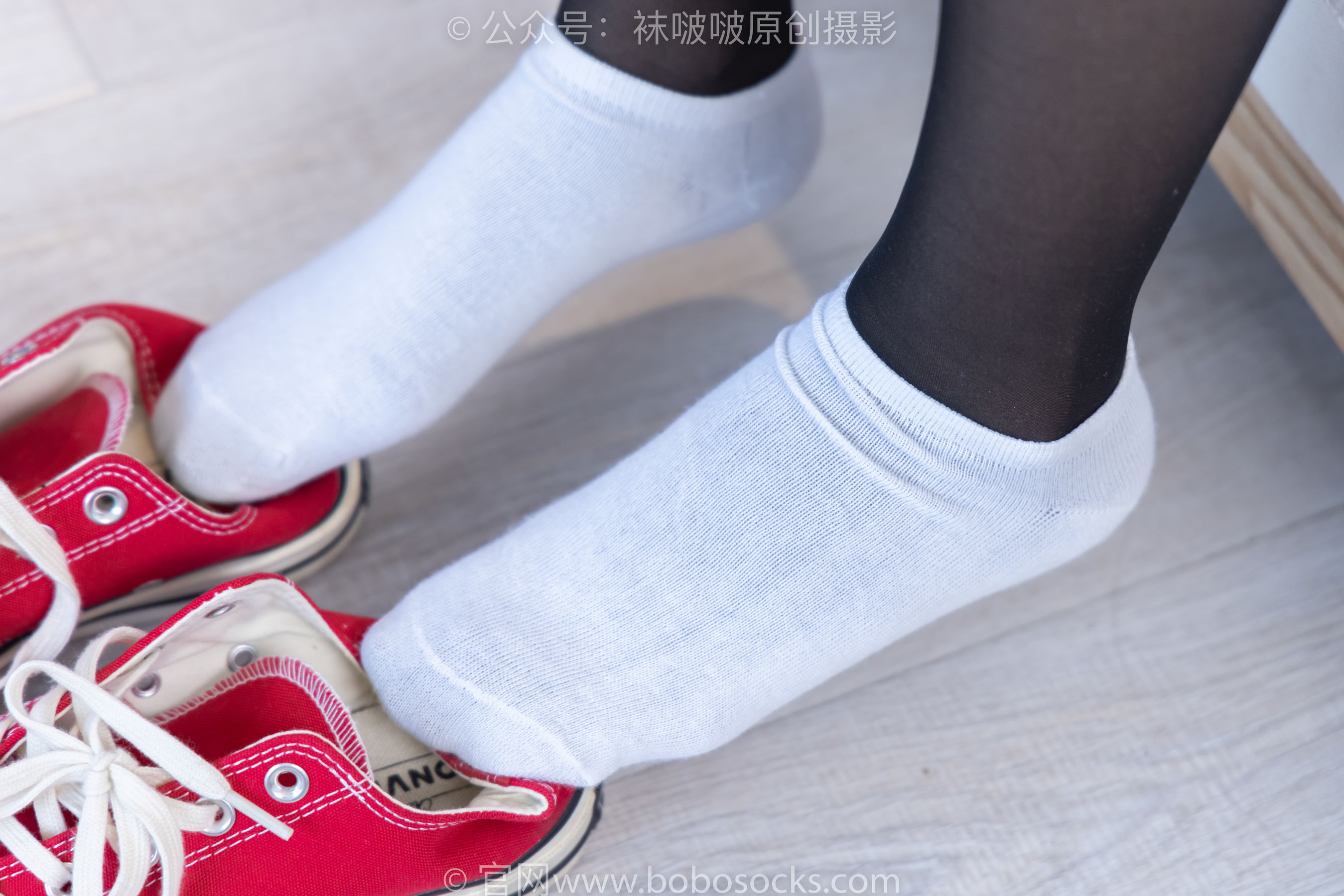 BoBoSocks袜啵啵 No.208 小沫 -红色匡威板鞋、短筒白棉袜、黑丝