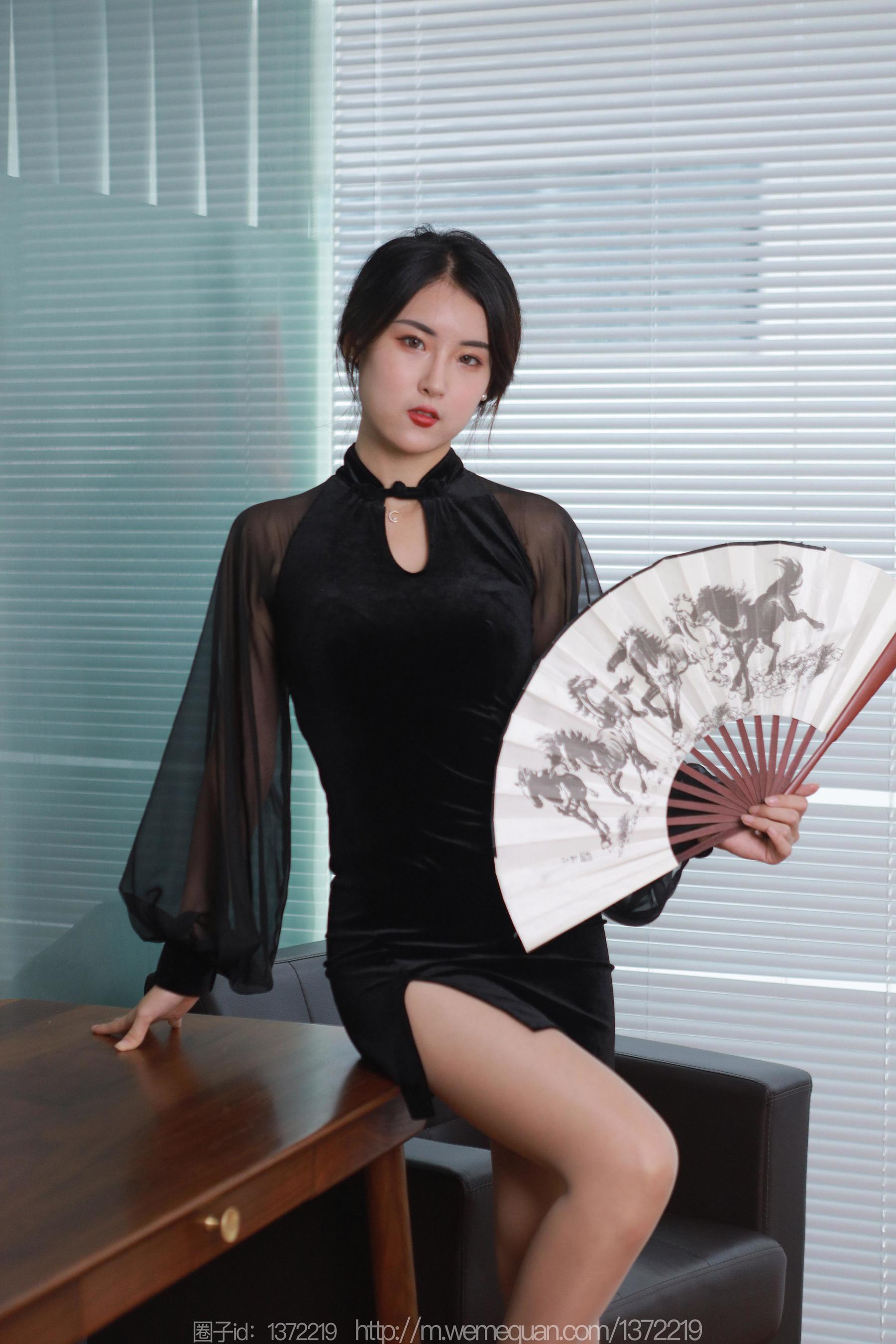 IESS异思趣向 - 模特：小宝 《黑色旗袍白纸扇》