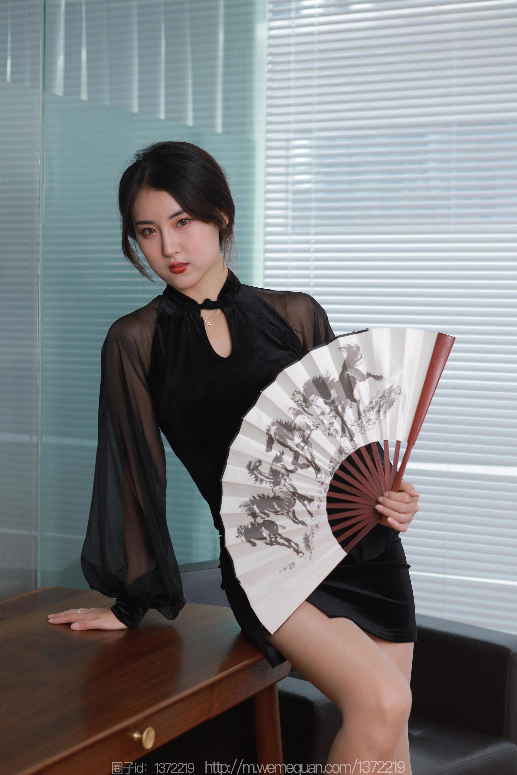 IESS异思趣向 - 模特：小宝 《黑色旗袍白纸扇》
