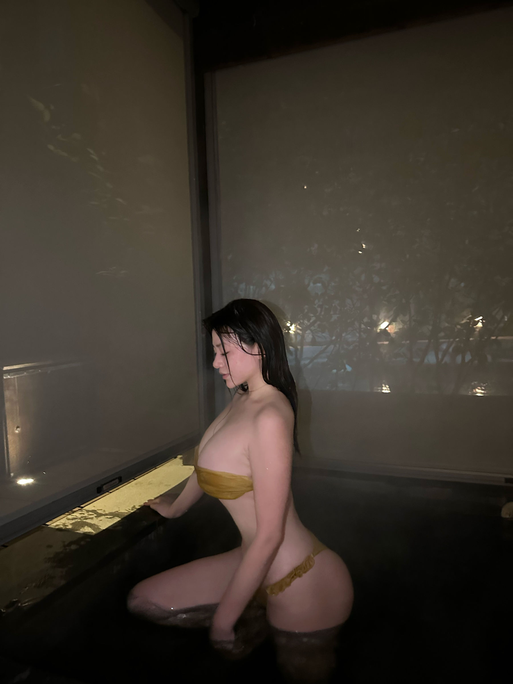 奶宝妹纸 - 深夜游泳池