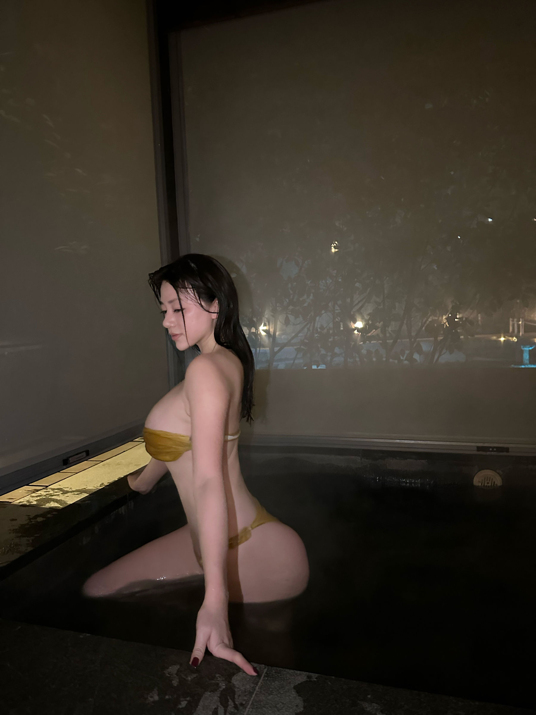 奶宝妹纸 - 深夜游泳池