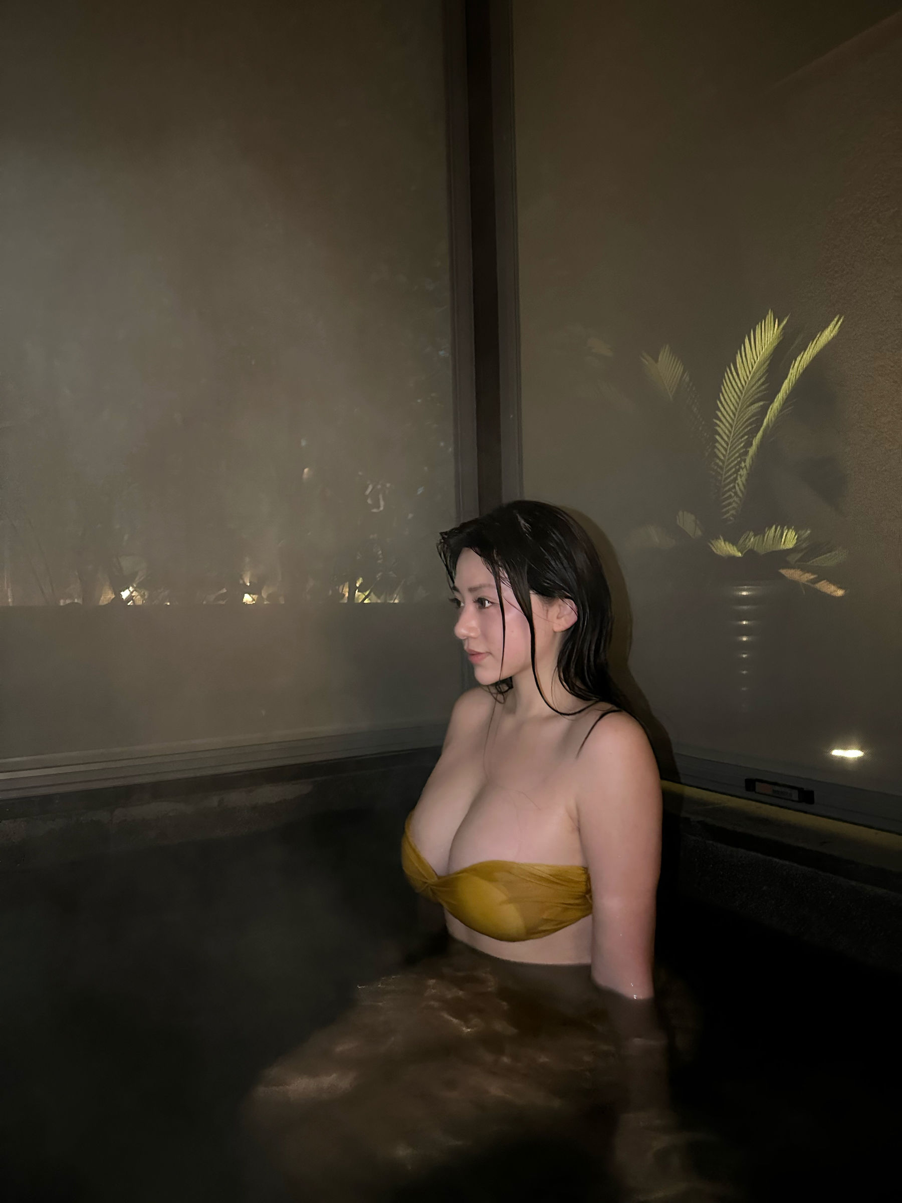 奶宝妹纸 - 深夜游泳池