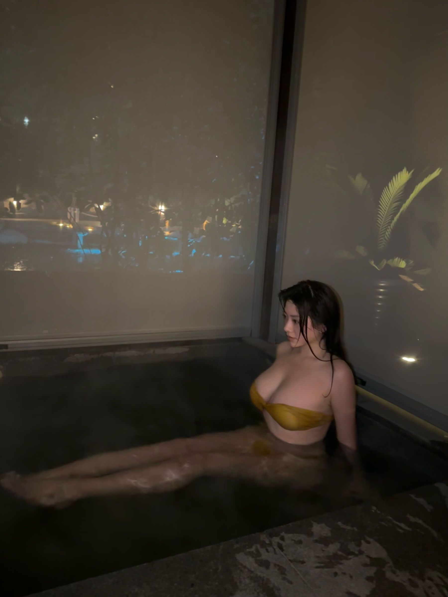 奶宝妹纸 - 深夜游泳池