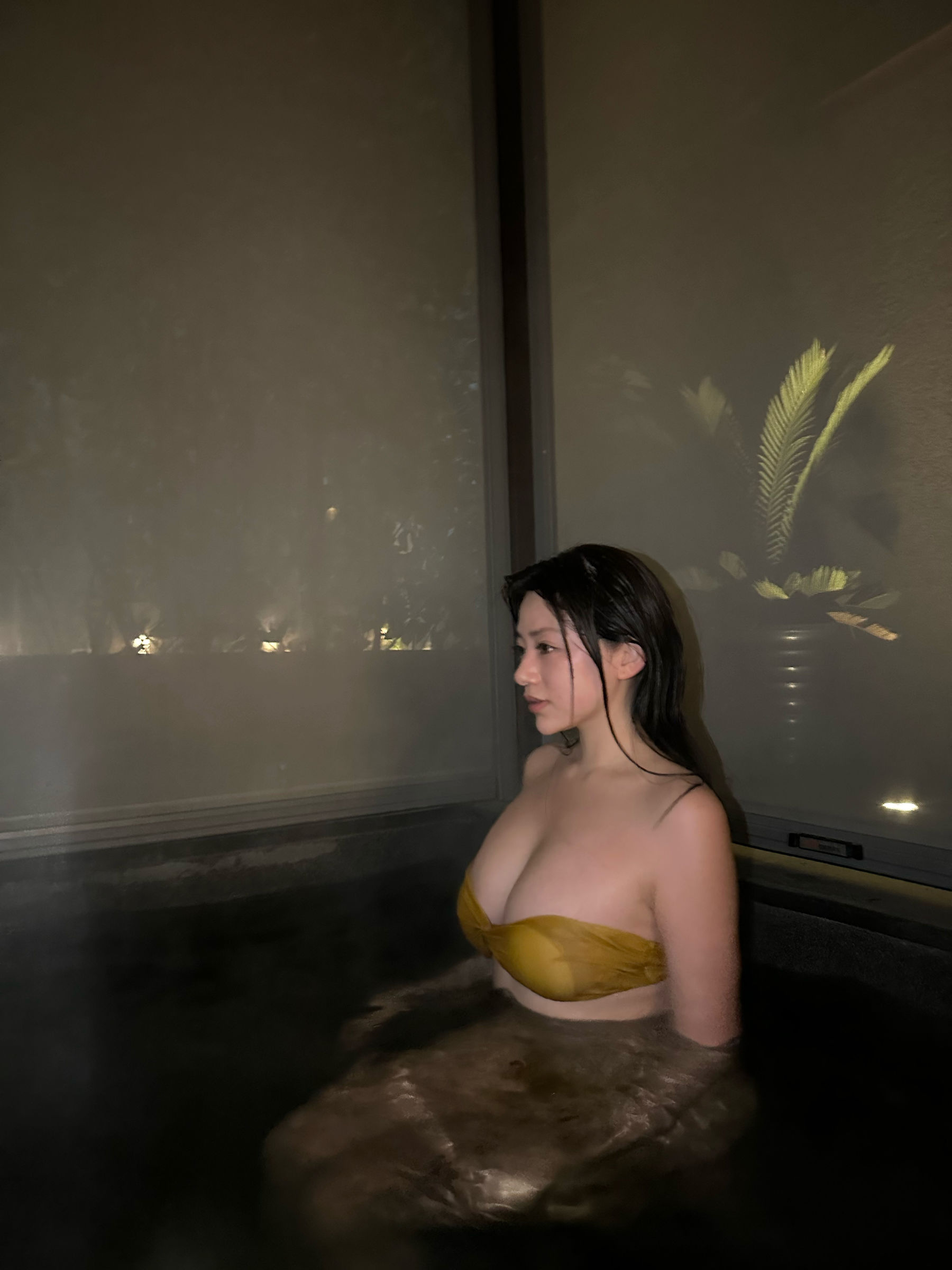 奶宝妹纸 - 深夜游泳池